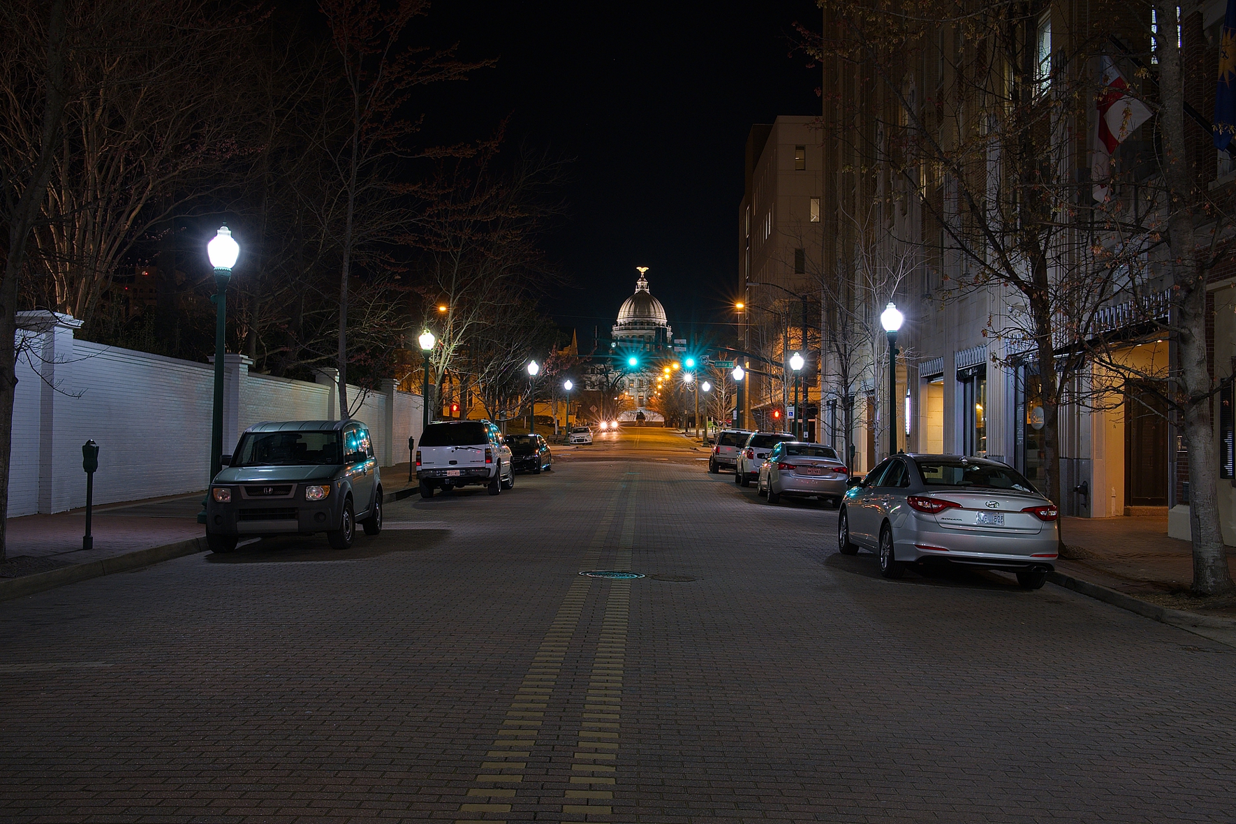  The traffic tends to be sparse at night around the capitol 