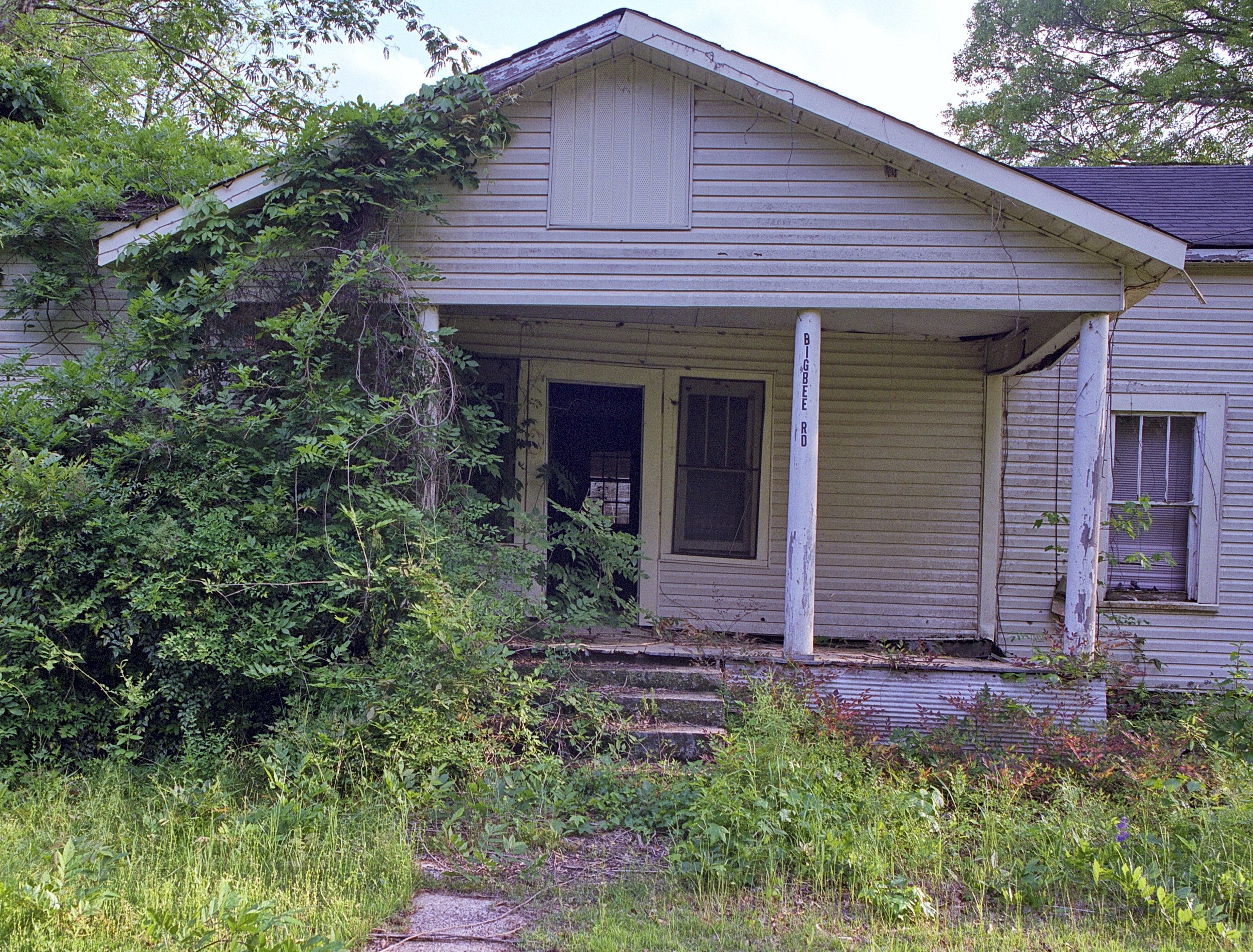  Abandoned house on Bigbee Road. &nbsp;Captured on Fujifilm Pro 400H roll film using a Pentax 645A medium format camera and 45mm f/2.8 lens 