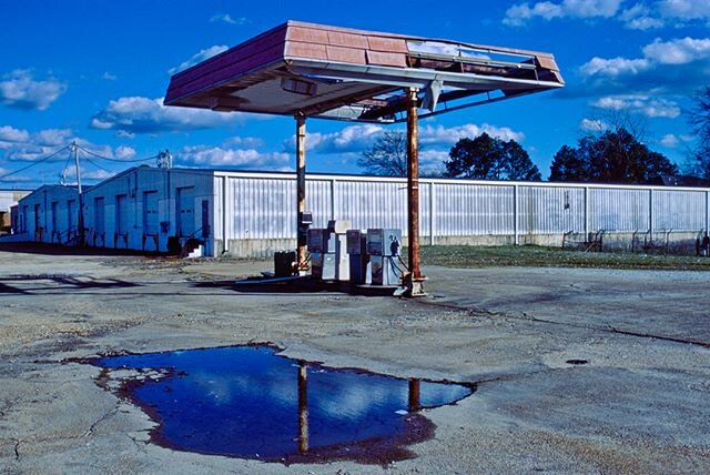 Same abandoned gas station as I shot with the Foam Retropan 320, but this time with a test roll of Kodak E100 slide film.  Sort of a retro color look.⁣
⁣.⁣
⁣.⁣
⁣Captured with a Contax RX 35mm camera using a Carl Zeiss 28-70 f/3.5-4.5 Vario Sonnar len