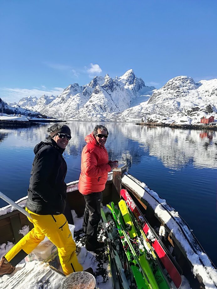 i lauksund med ski og folk og trolltind.jpg