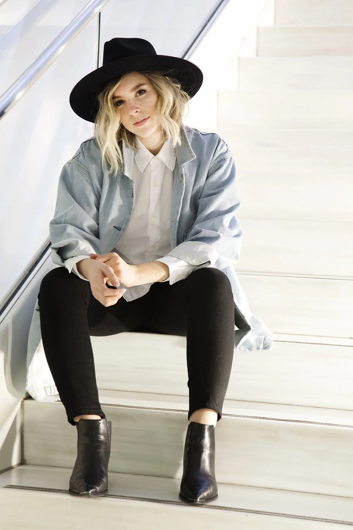 American writer and director in virtual reality for feature editorial in 71 Magazine. Art Director, photographer, and retoucher.