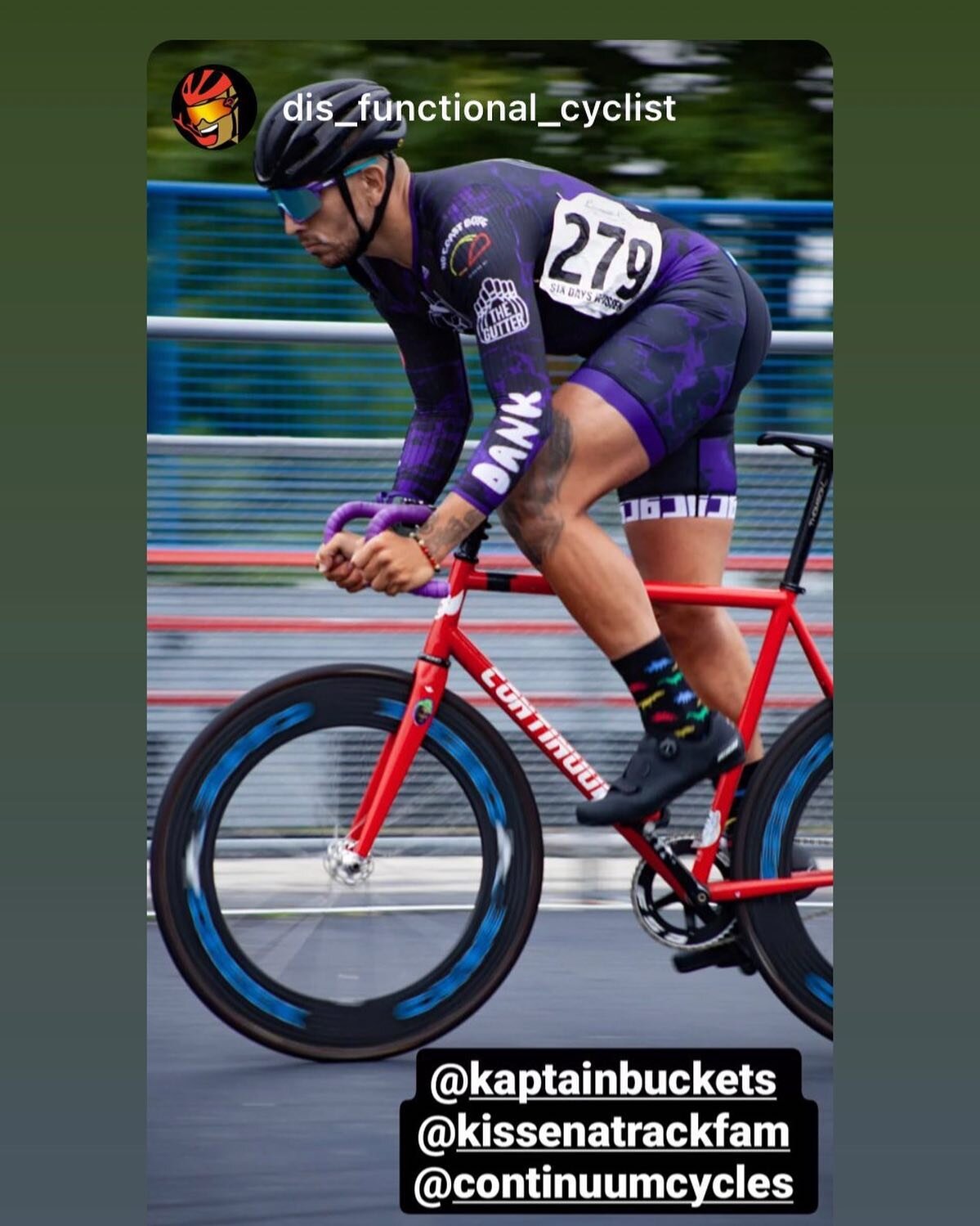 Repost of @dis_functional_cyclist  Photo of jason kaptainbuckets lookin&rsquo; good on his Continuum SMP.  #continuumsupermacchinapista 
Last of the Italian continuums #columbustubing  #hadmadeinitaly  #steelisreal  #pista #trackbike #itsnotafixie #i