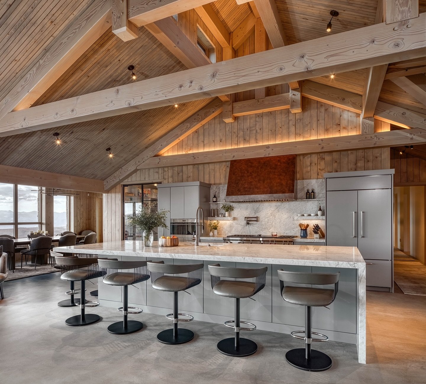 Kitchens can be both functional and beautiful. I love how the lights in the timber work lights up the space in this home. 
Architecture: @onyxdesigncollective 
Interiors: @hinterlandsinteriordesign 
Photos: Alan Blakely 

#vogueliving #mountainrustic
