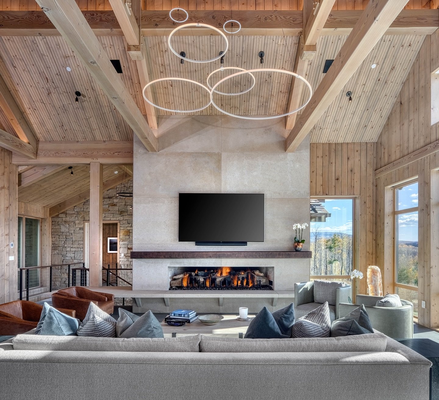 Now that it&rsquo;s officially November.. time to turn on the fireplace and start thinking about the holidays. This sleek fireplace is the perfect balance of rustic mountain home and modern elegance. 

Architect: @onyxdesigncollective 
Interiors: @hi