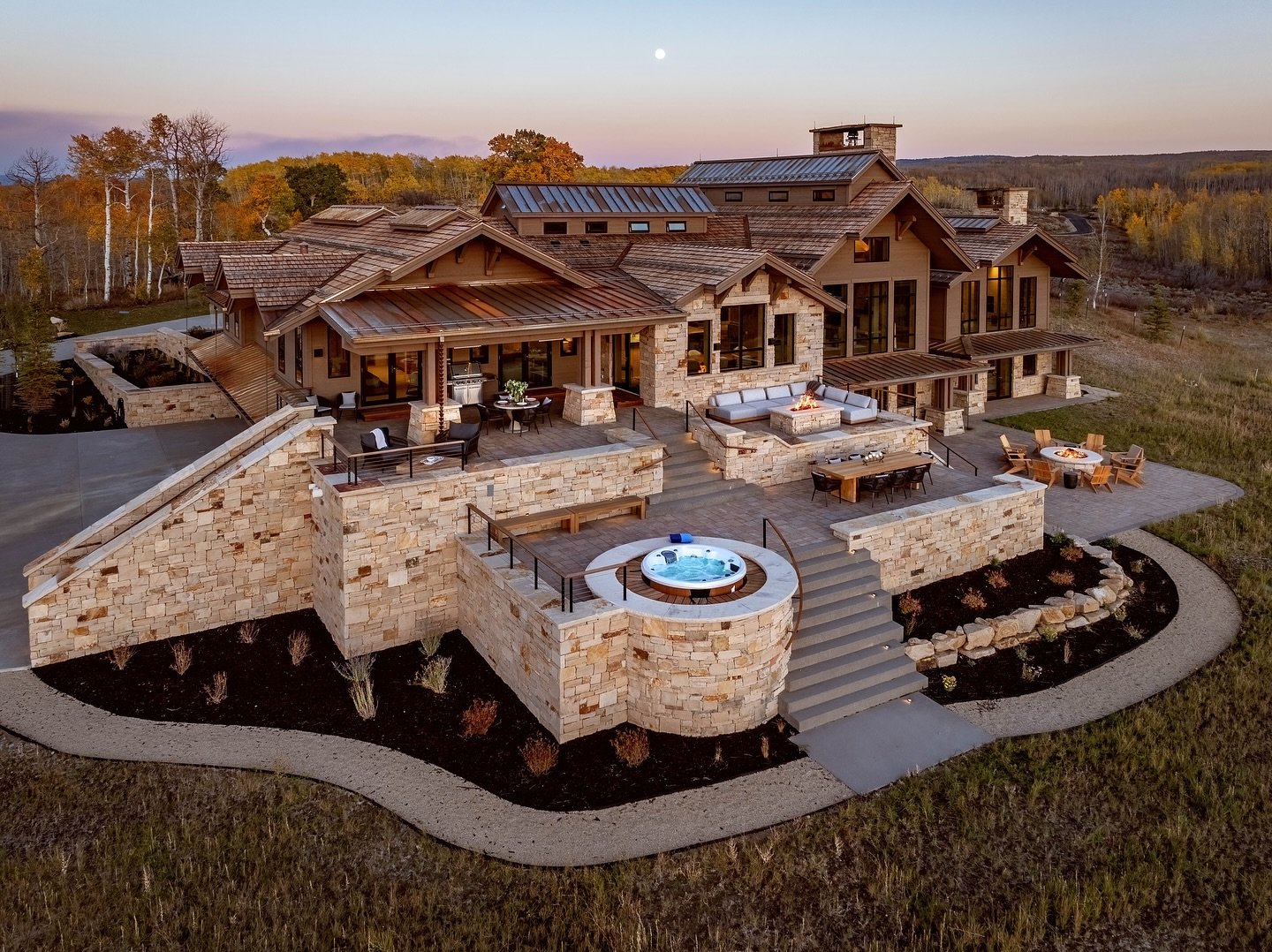 The golden hour in Wolf Creek Ranch is pretty magical. 

Architect: @onyxdesigncollective 
Interiors: @hinterlandsinteriordesign 
Photo: Alan Blakely