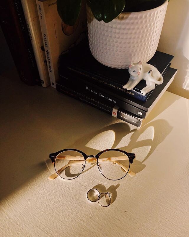 Everyday things. .
.
.
.
.
#liketoria #liketoriablog #vscomoments #vscofilters #morninglightphotography #morninglight #naturallighting #lifestyleblog #socalblogger #glassesfashion #raybands #raybandframes #frames #bloggerstylefashion #weddingringset 