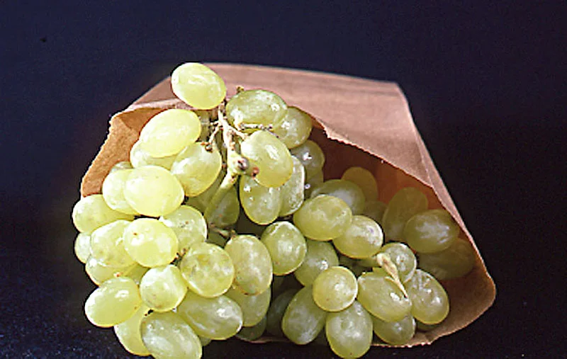 FOOD green grapes in bag