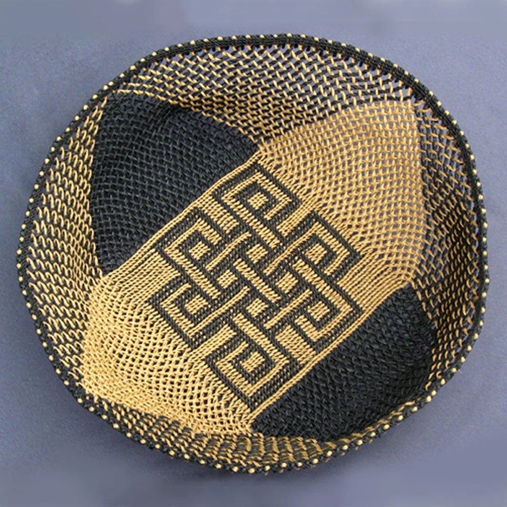 Endless Knot, 2009. Paper ribbon cords. Single-course oblique twining (SCOT) for the base and plain oblique twining (POT) with extra twist between the splittings for the sides.