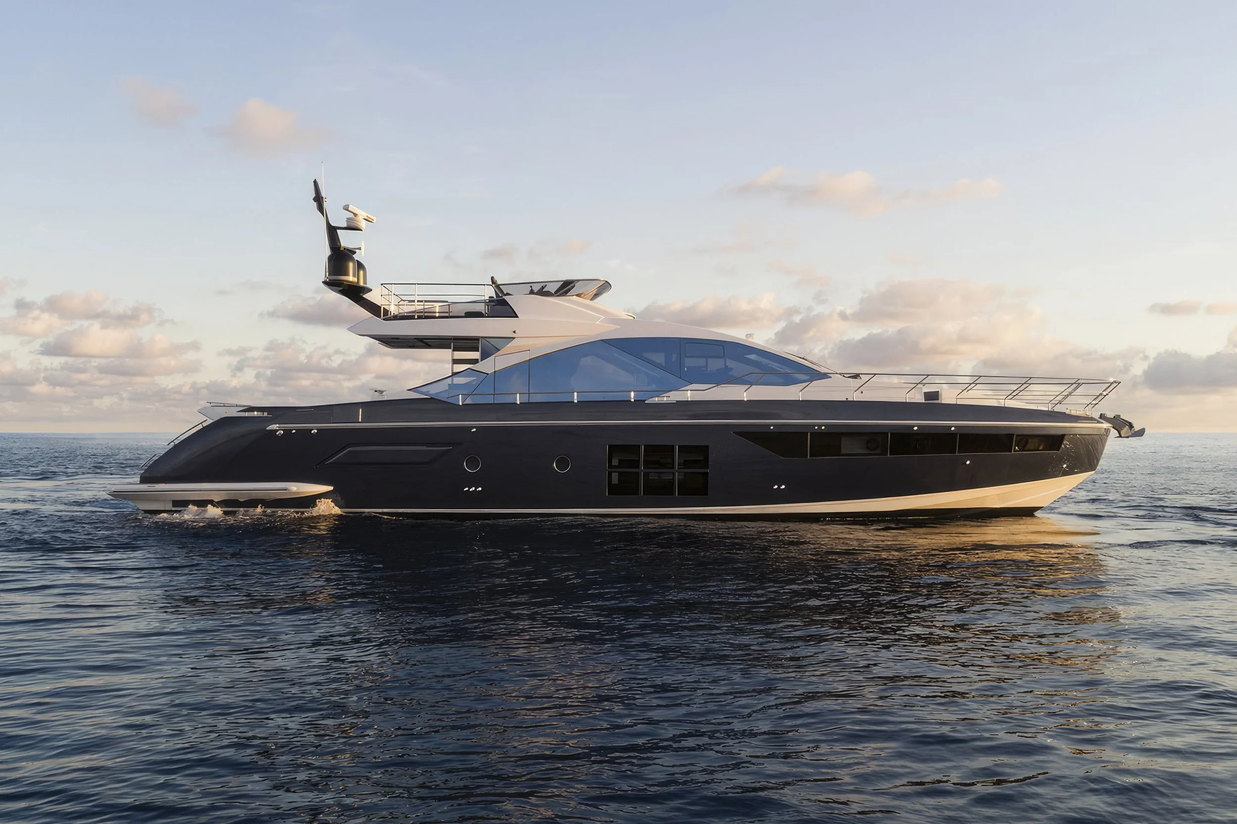voyager-miami-yacht-charter-azimut-70-skydeck-01.jpg