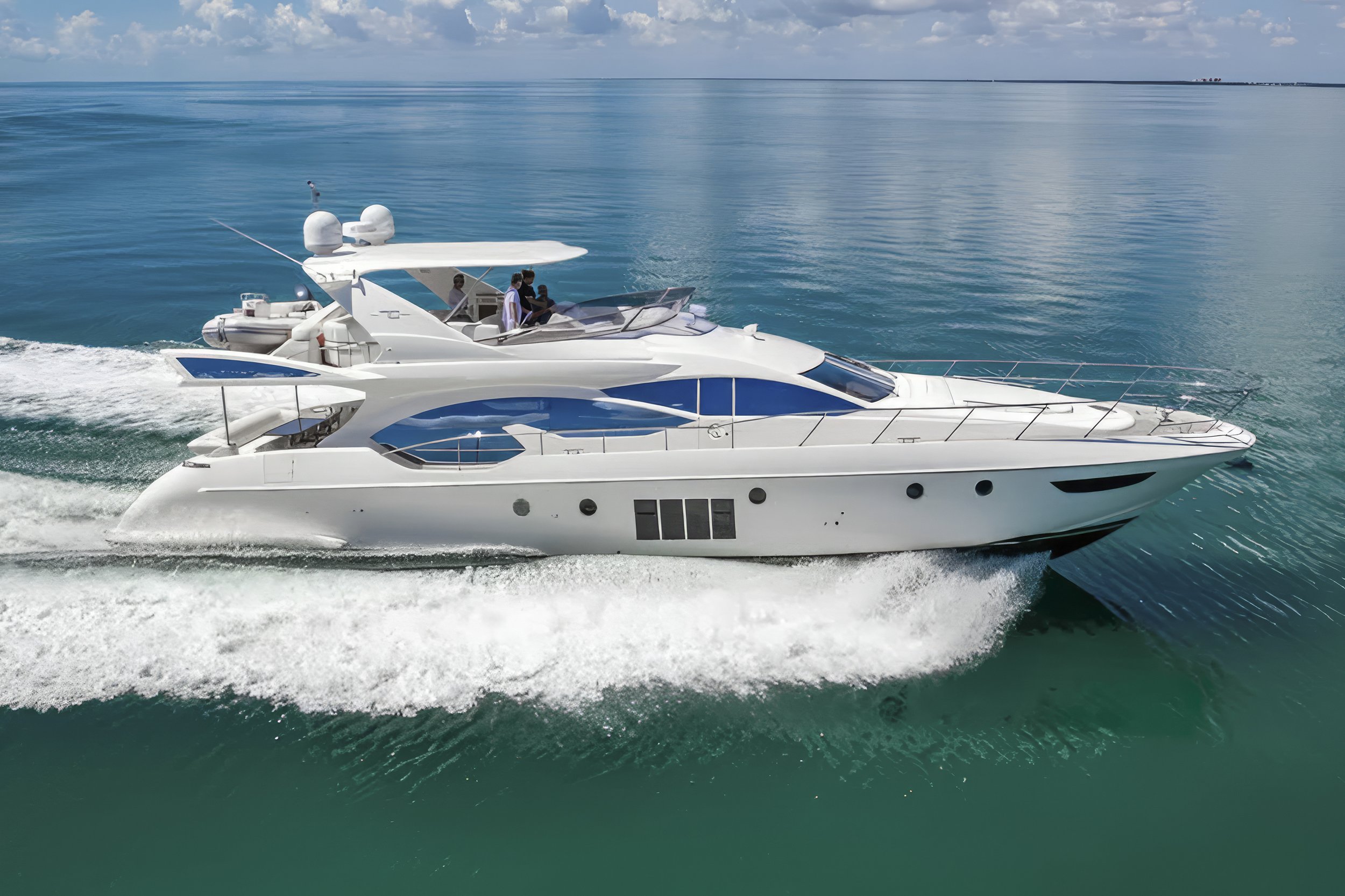 voyager-miami-yacht-for-charter-azimut-70-dakkar-01.jpg