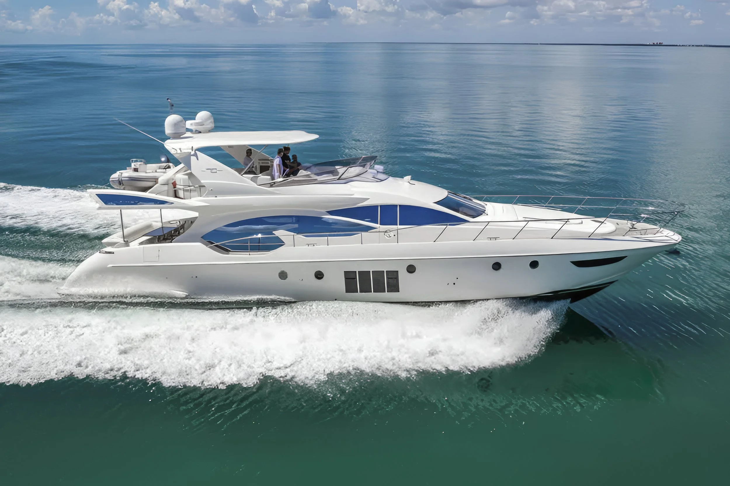 voyager-miami-yacht-for-charter-azimut-70-dakkar-01.jpg