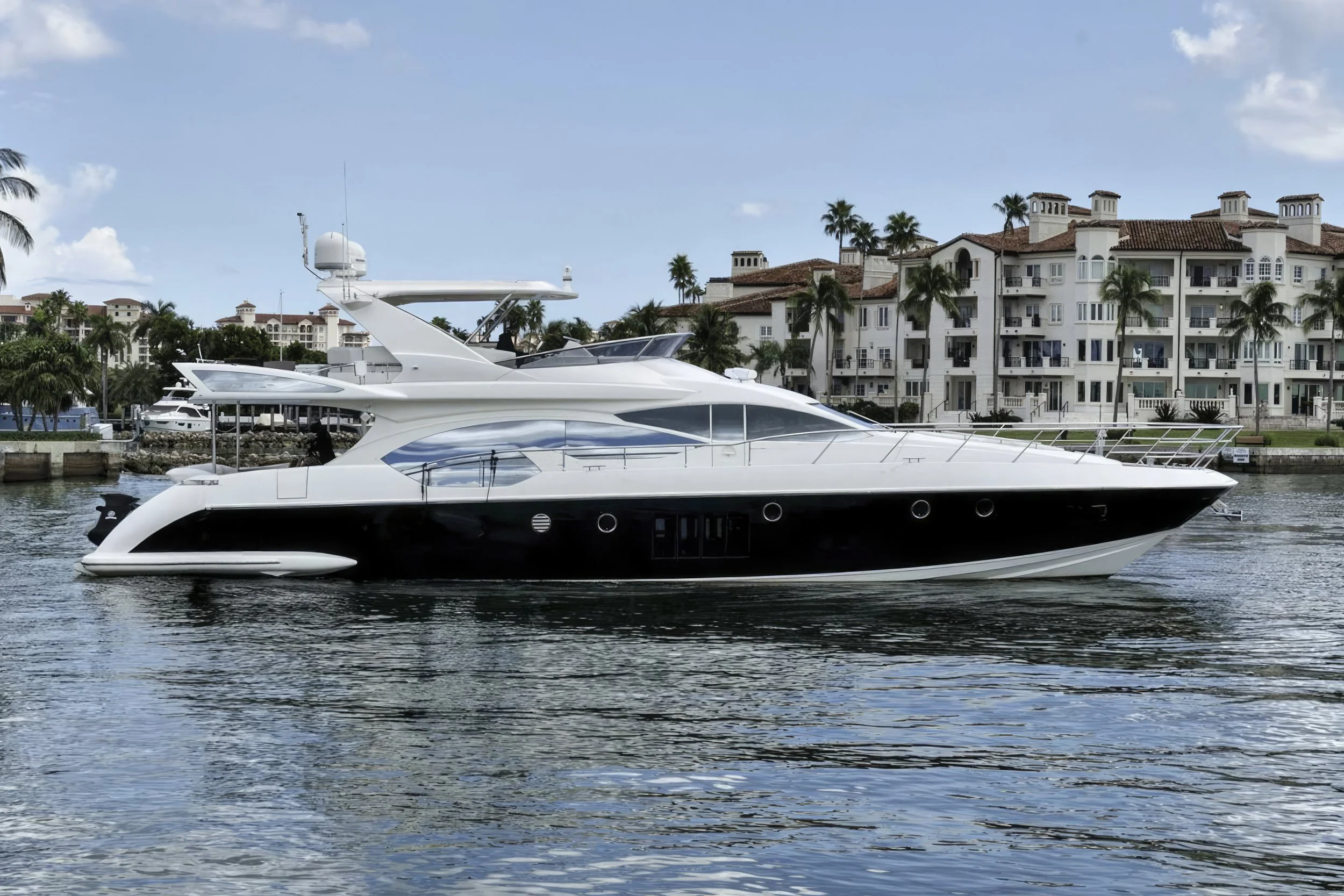voyager-miami-yacht-for-charter-azimut-70-wiked-01.jpg