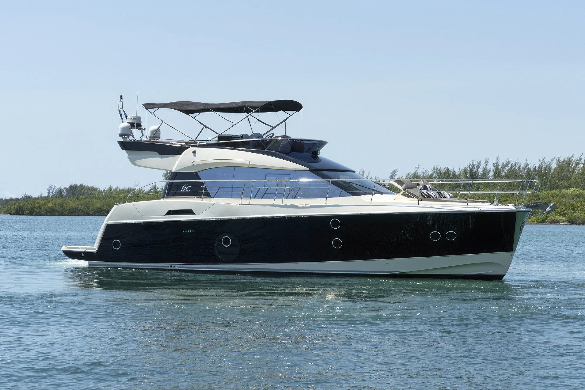 voyager-miami-yacht-for-purchase-2017-beneteau-50-off-site-01.jpg