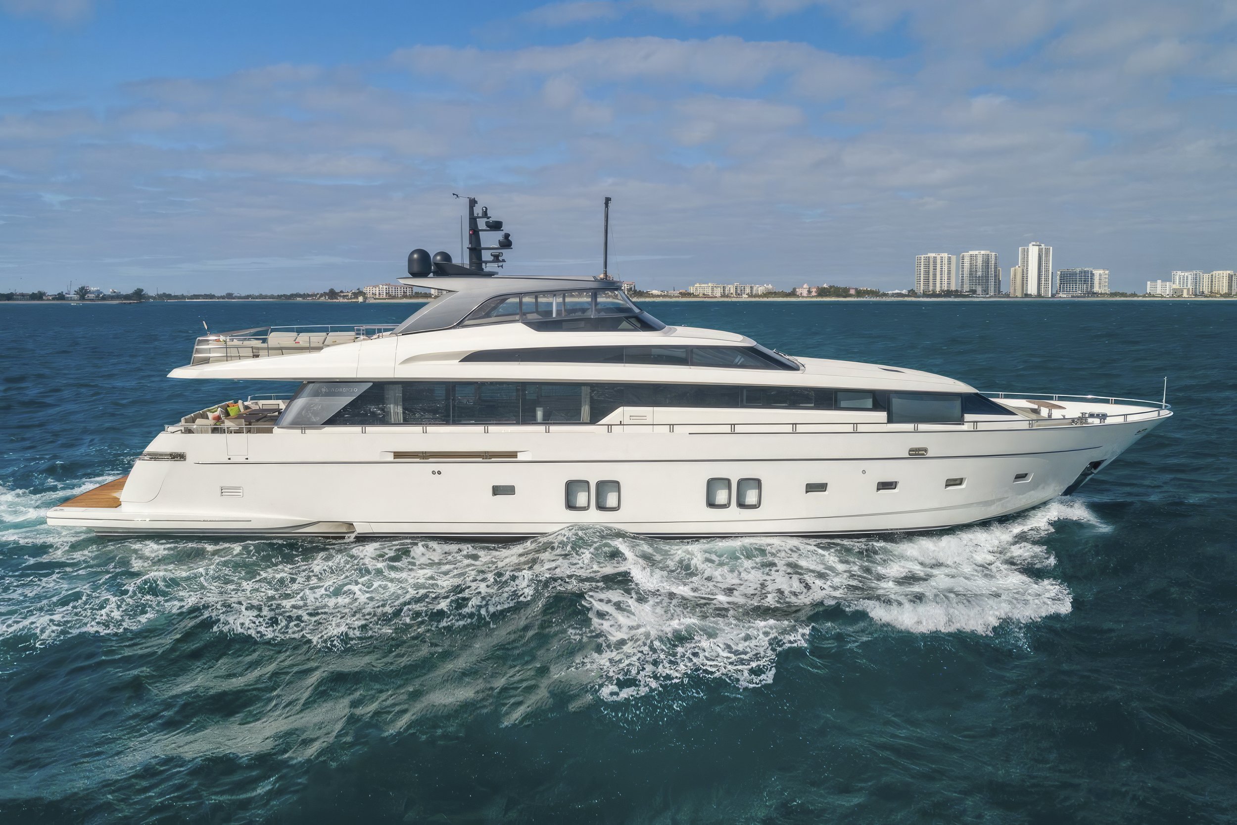 voyager-miami-yacht-for-purchase-2019–sanlorenzo-106-xwave-01.jpg