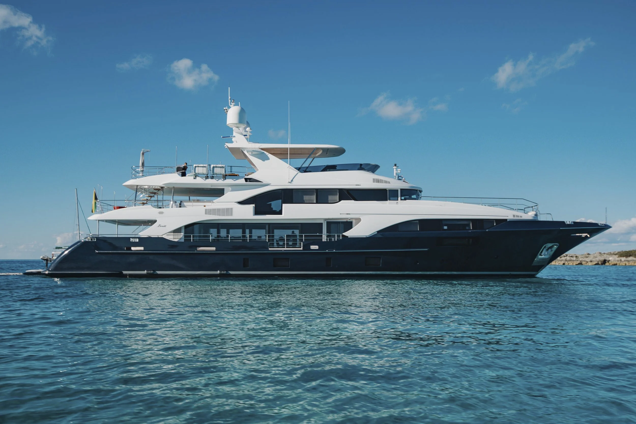 voyager-miami-yacht-for-purchase-2016–benetti-132-countless-01.jpg