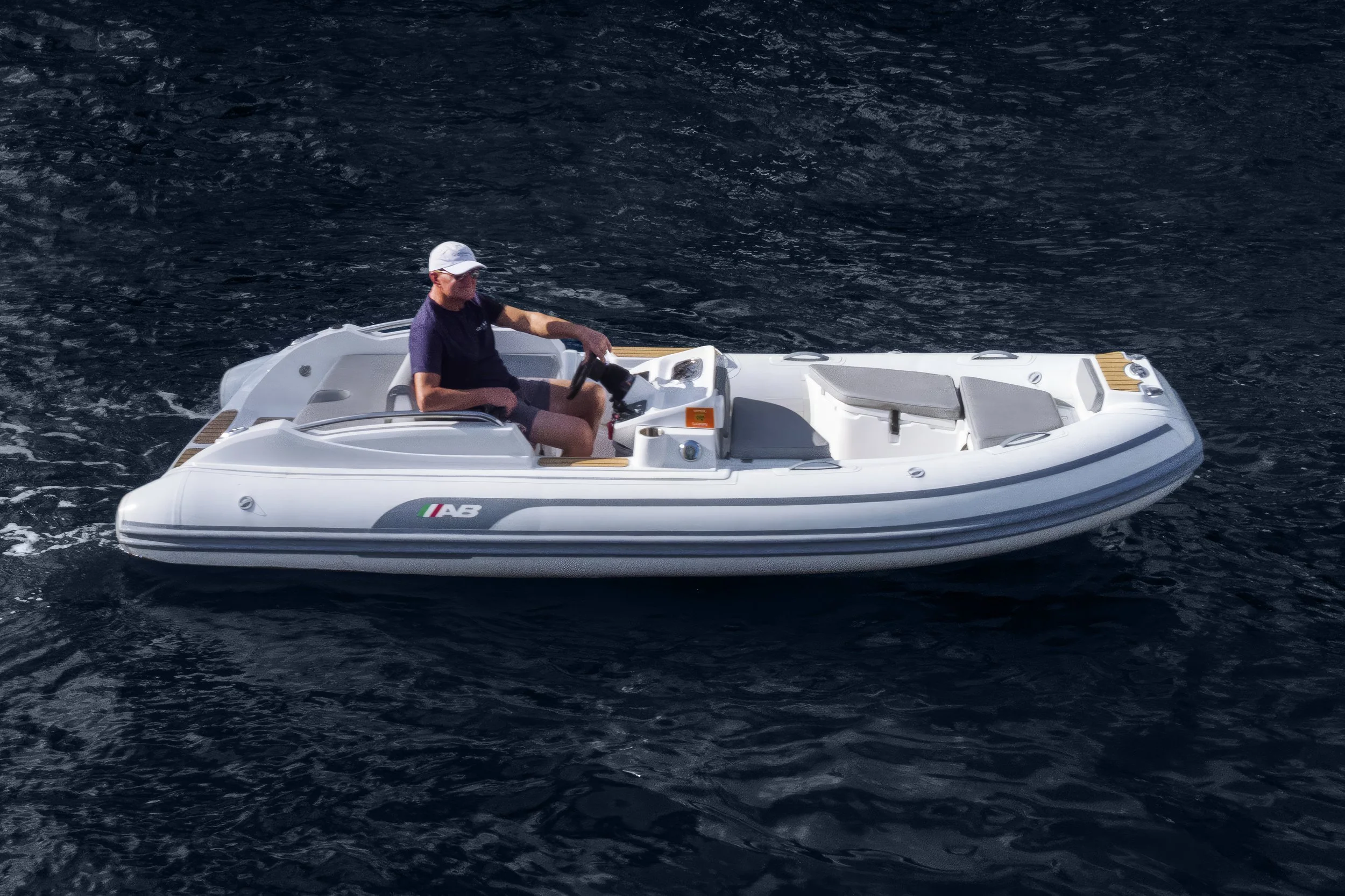 voyager-miami-yacht-for-purchase-2022–ab-jet-14-voyager- 01.jpg