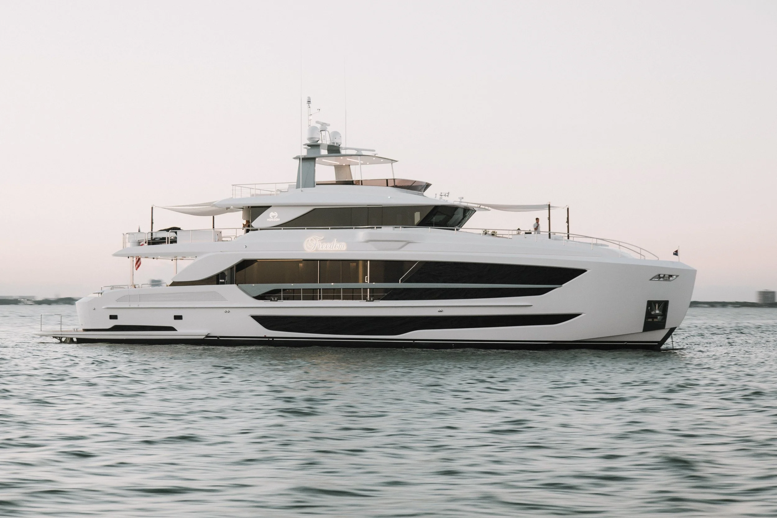 voyager-miami-yacht-for-charter-horizon-110-freedom-01.jpg