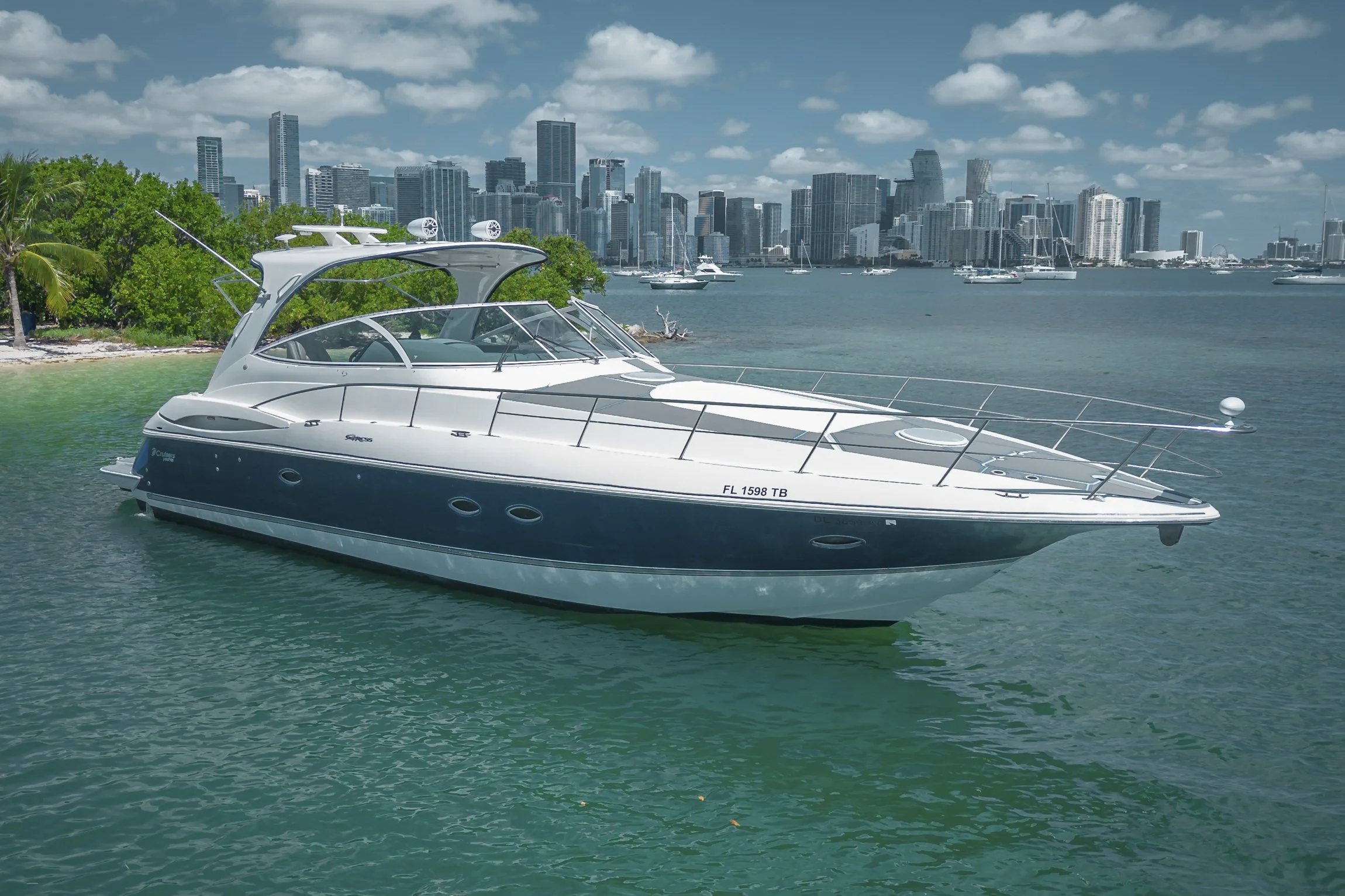 voyager-miami-yacht-for-charter-cruisers-43-express-01.jpg