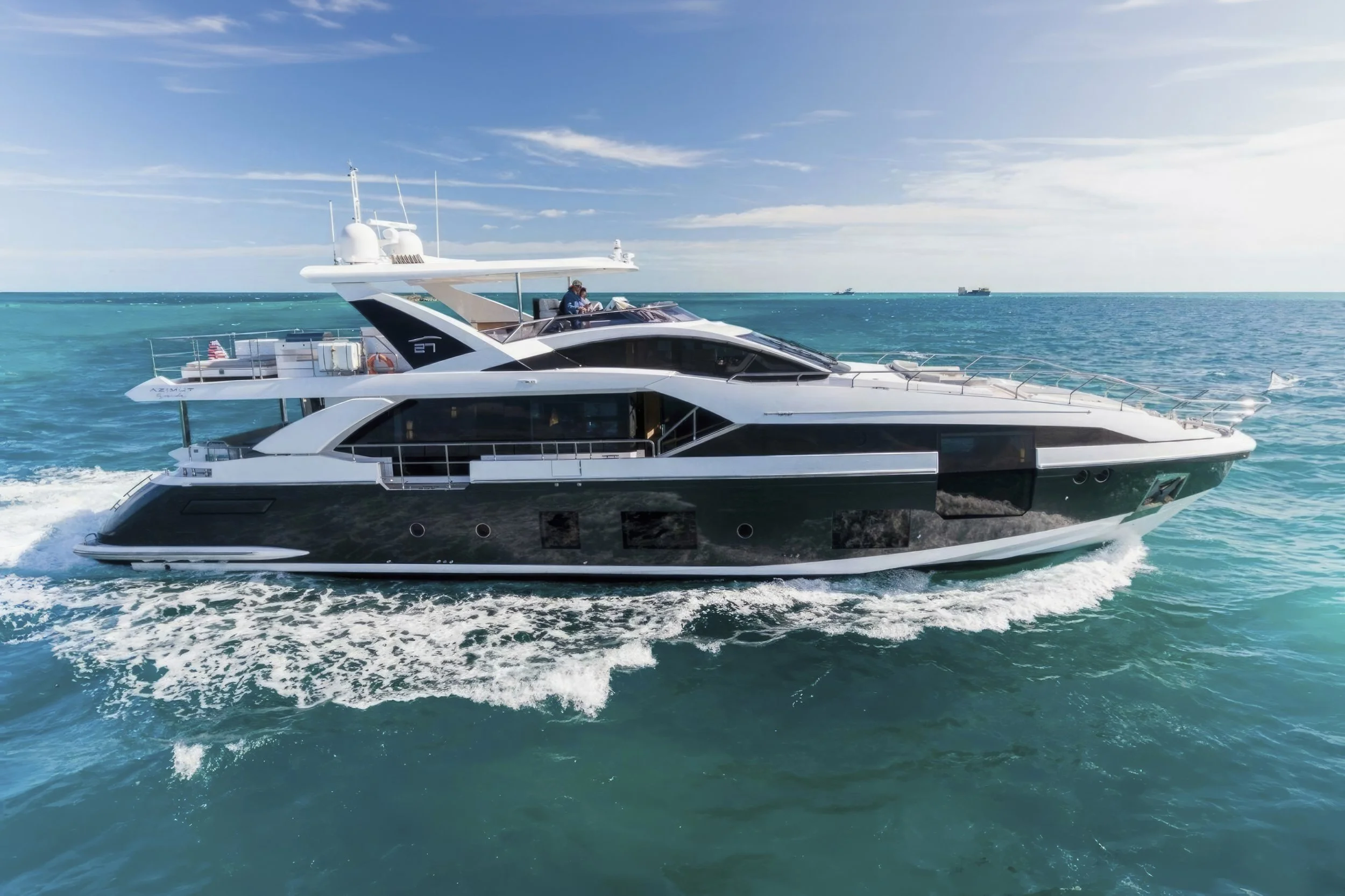 voyager-miami-yacht-for-purchase-2019–azimut-88-majestic-moments-01.JPG