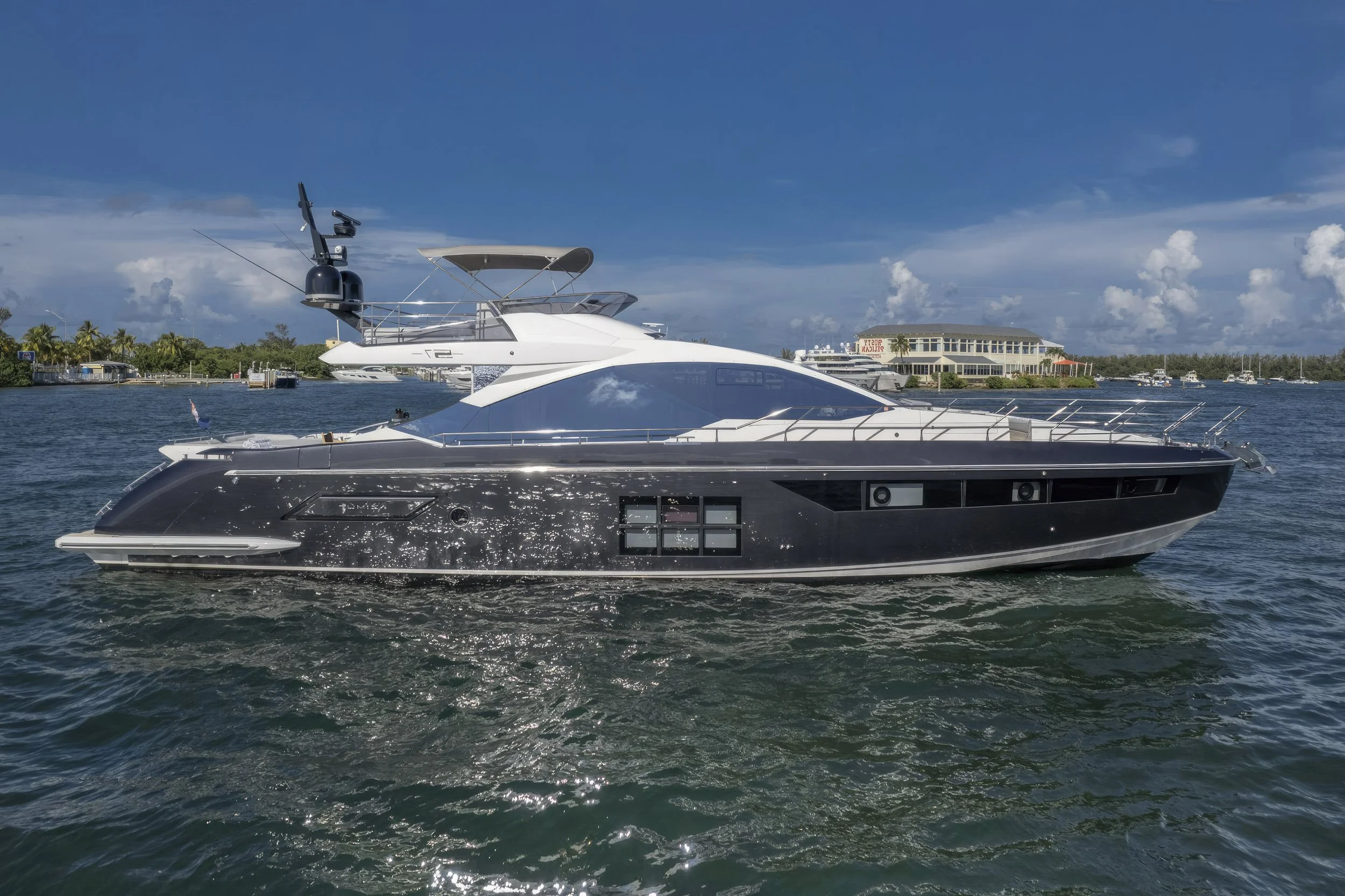 voyager-miami-yacht-for-purchase-2019-azimut-70-candelaria-01.jpg