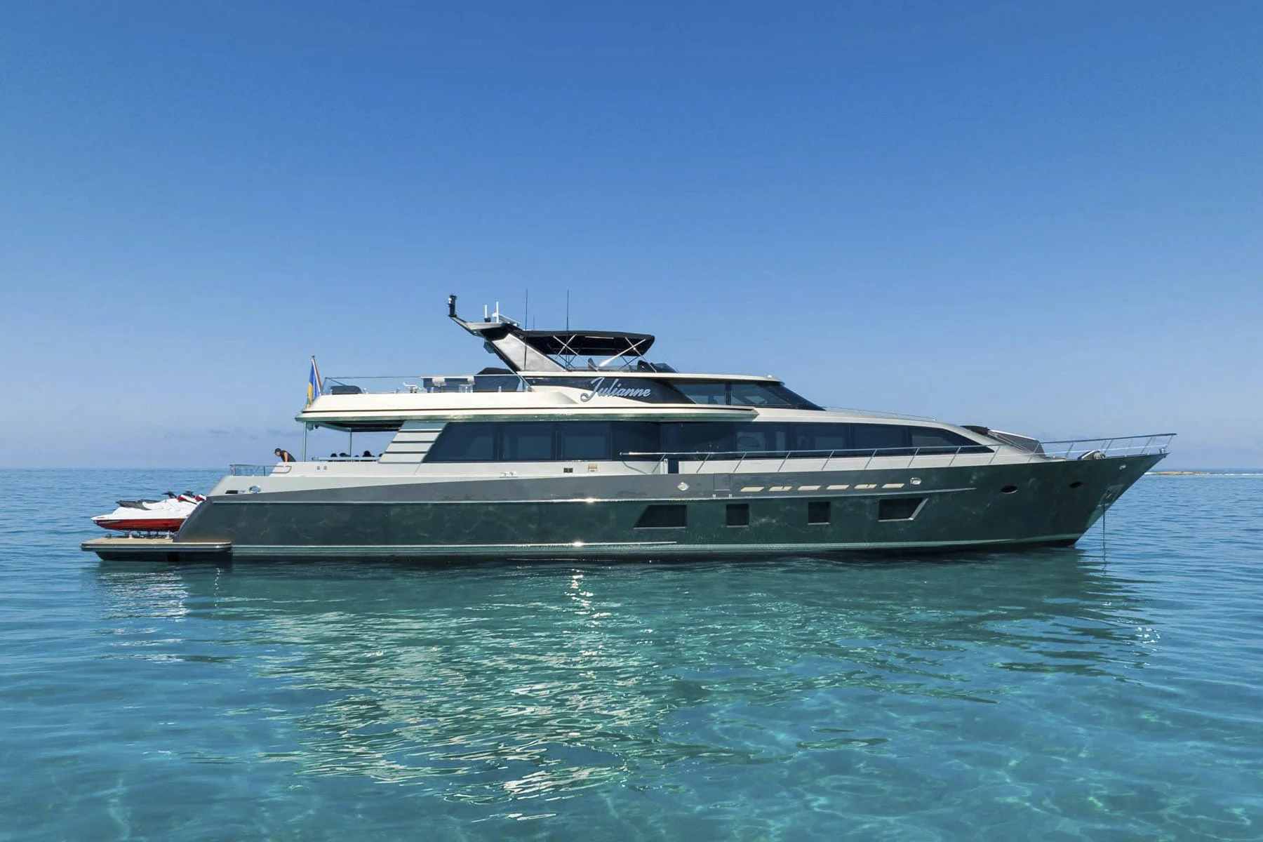 voyager-bahamas-yacht-for-charter-crescent-110-julianne-01.jpg