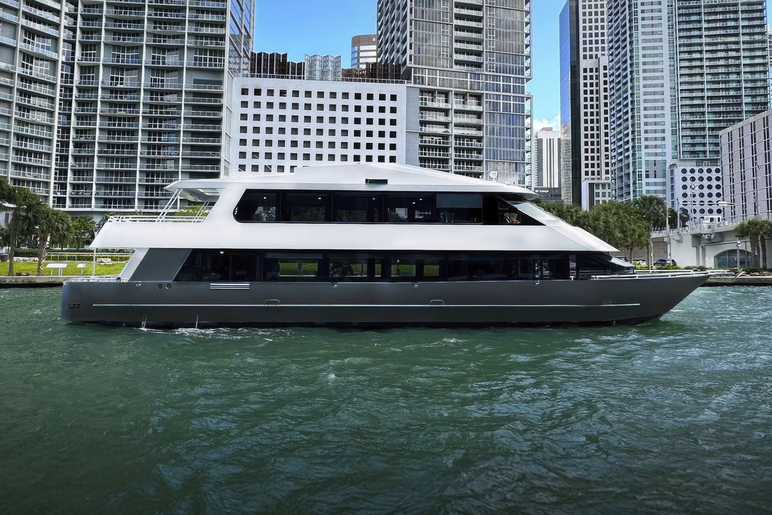 voyager-miami-yacht-for-charter-skipperliner-100-stella-maris-00.jpg