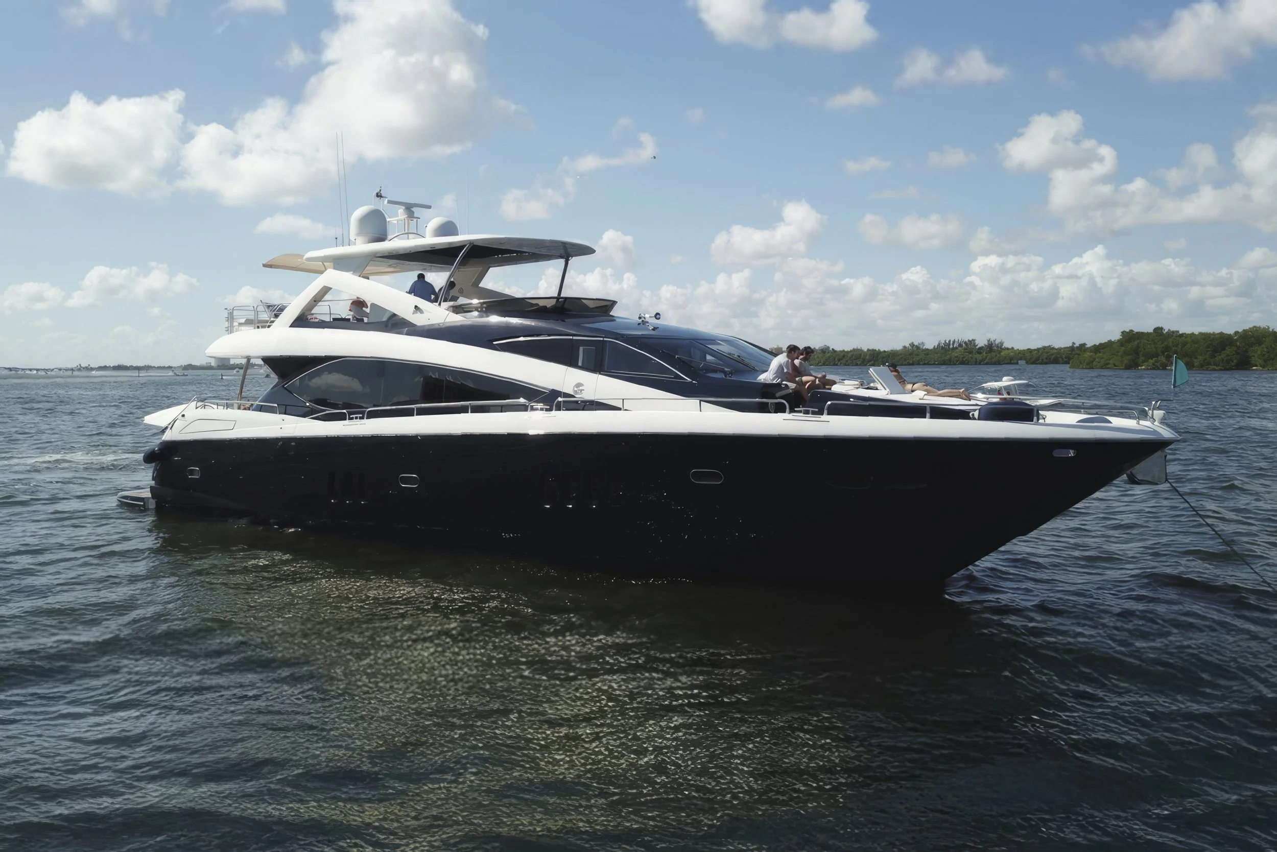 voyager-miami-yacht-for-charter-2012-sunseeker-90-the-cabana-01.jpg