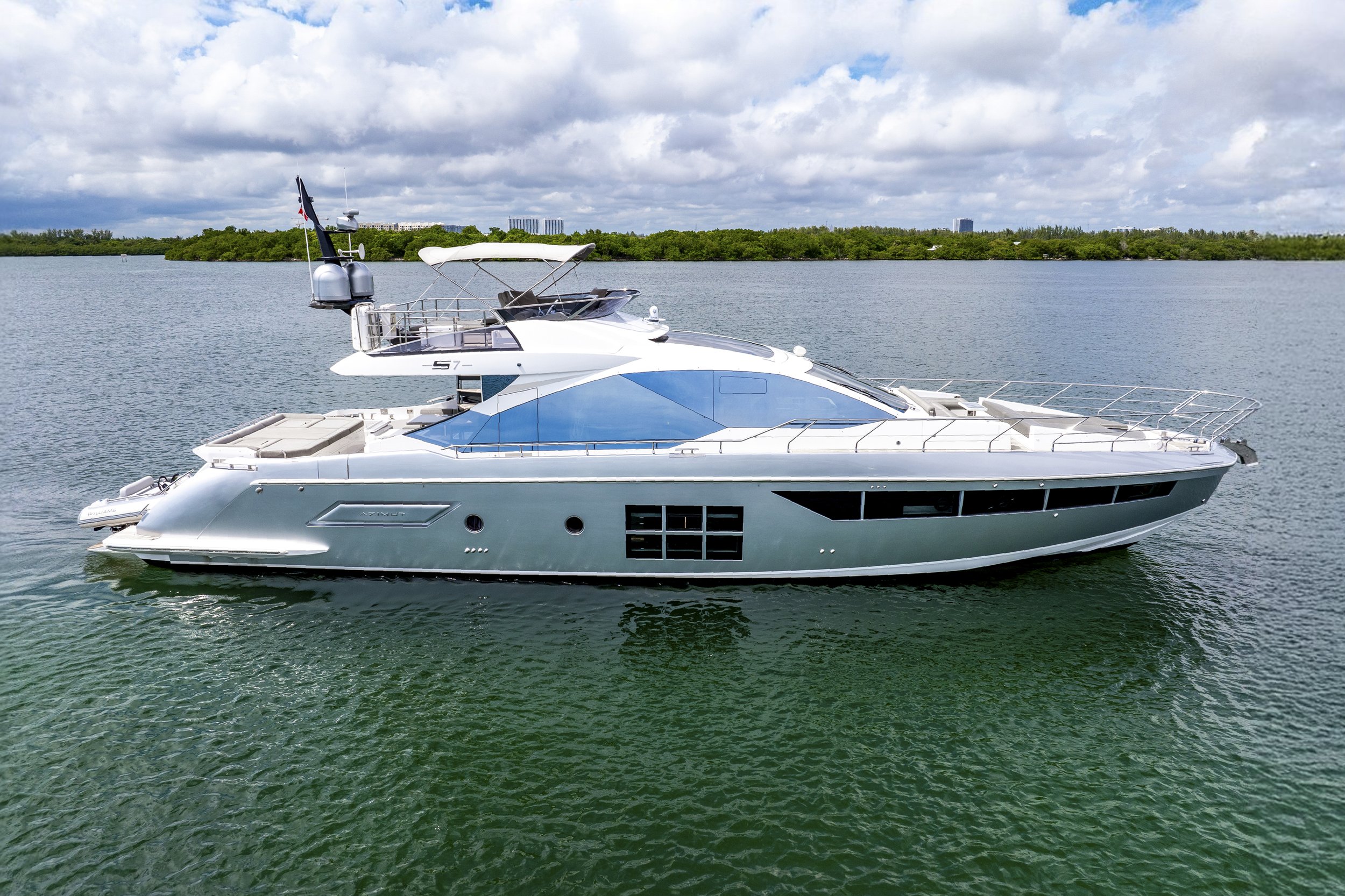 voyager-miami-yacht-for-charter-azimut-70-just-keep-livin-01.jpg