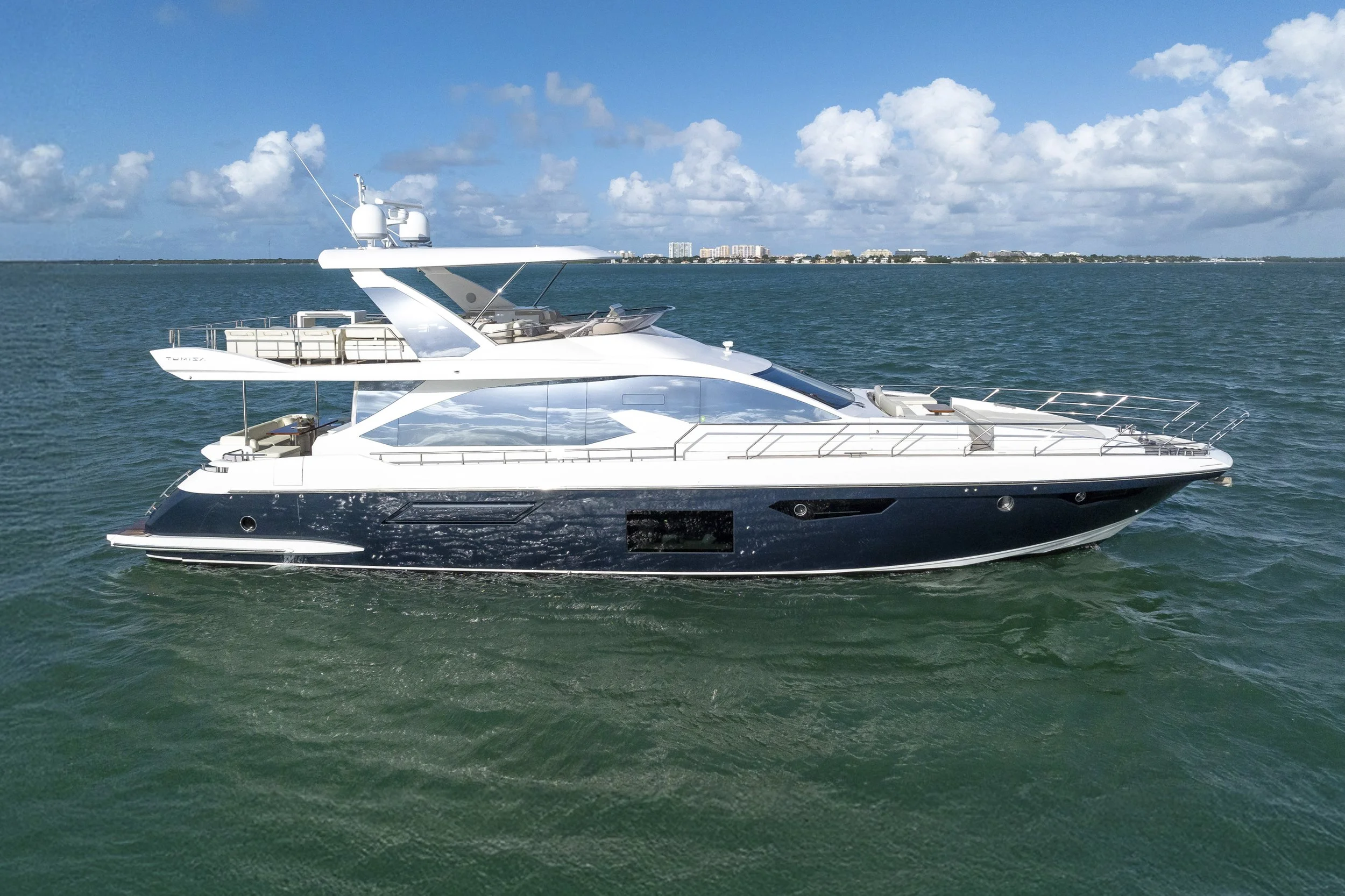 voyager-miami-yacht-for-charter-azimut-72-mancusa-01.jpg
