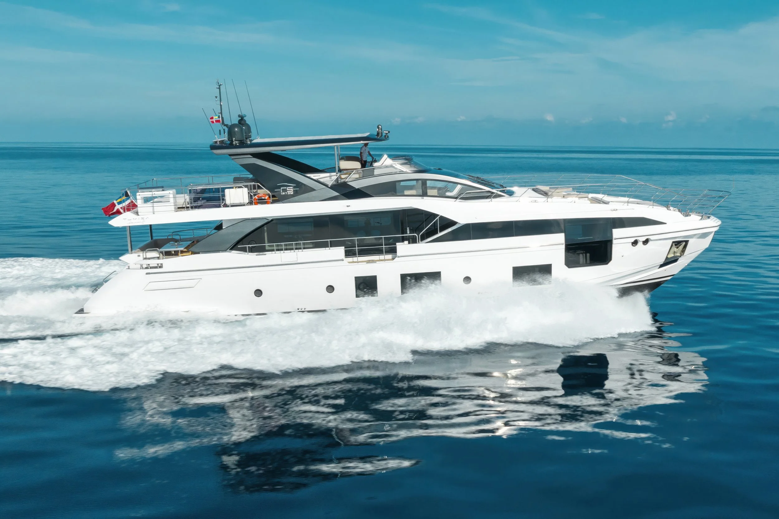 voyager-miami-yacht-for-charter-azimut-88-compass-01.jpg