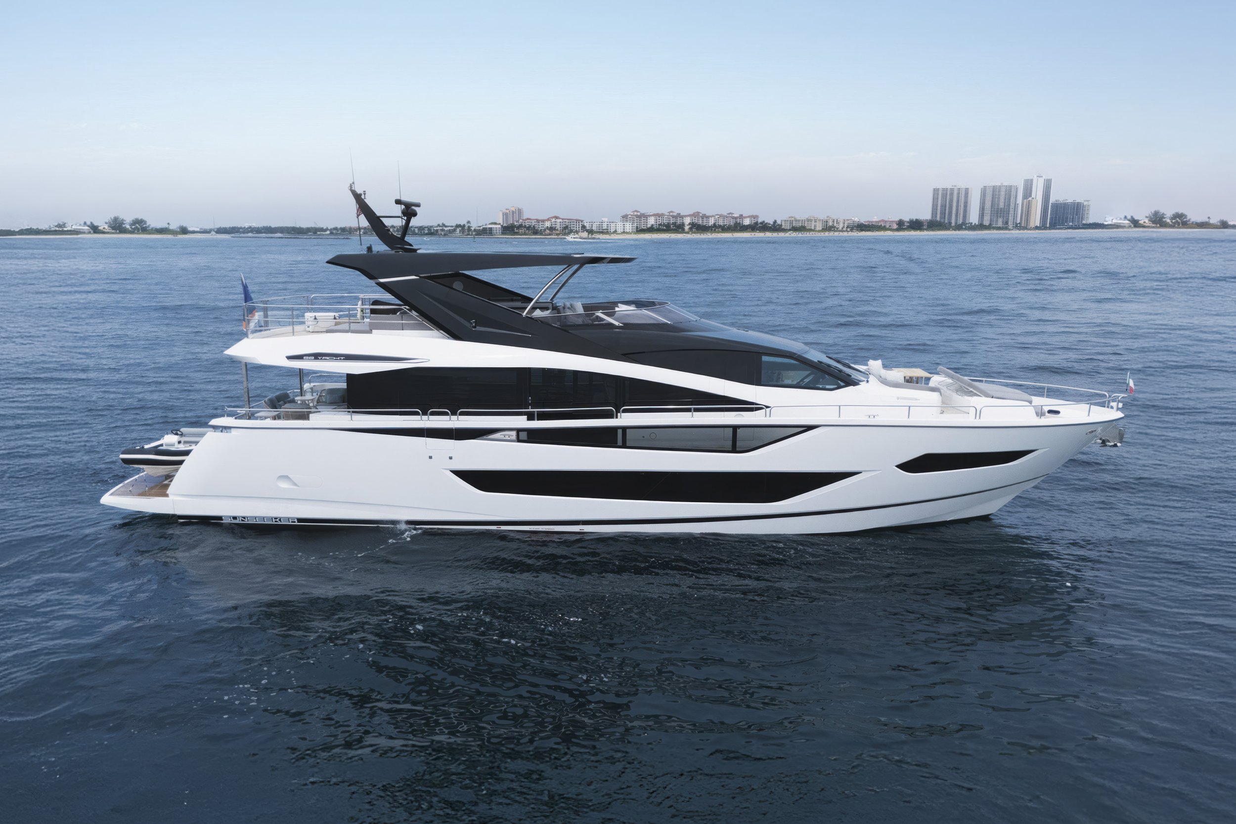 voyager-palm-beach-yacht-for-charter-sunseeker-88-dolce-far-niente-01.jpg