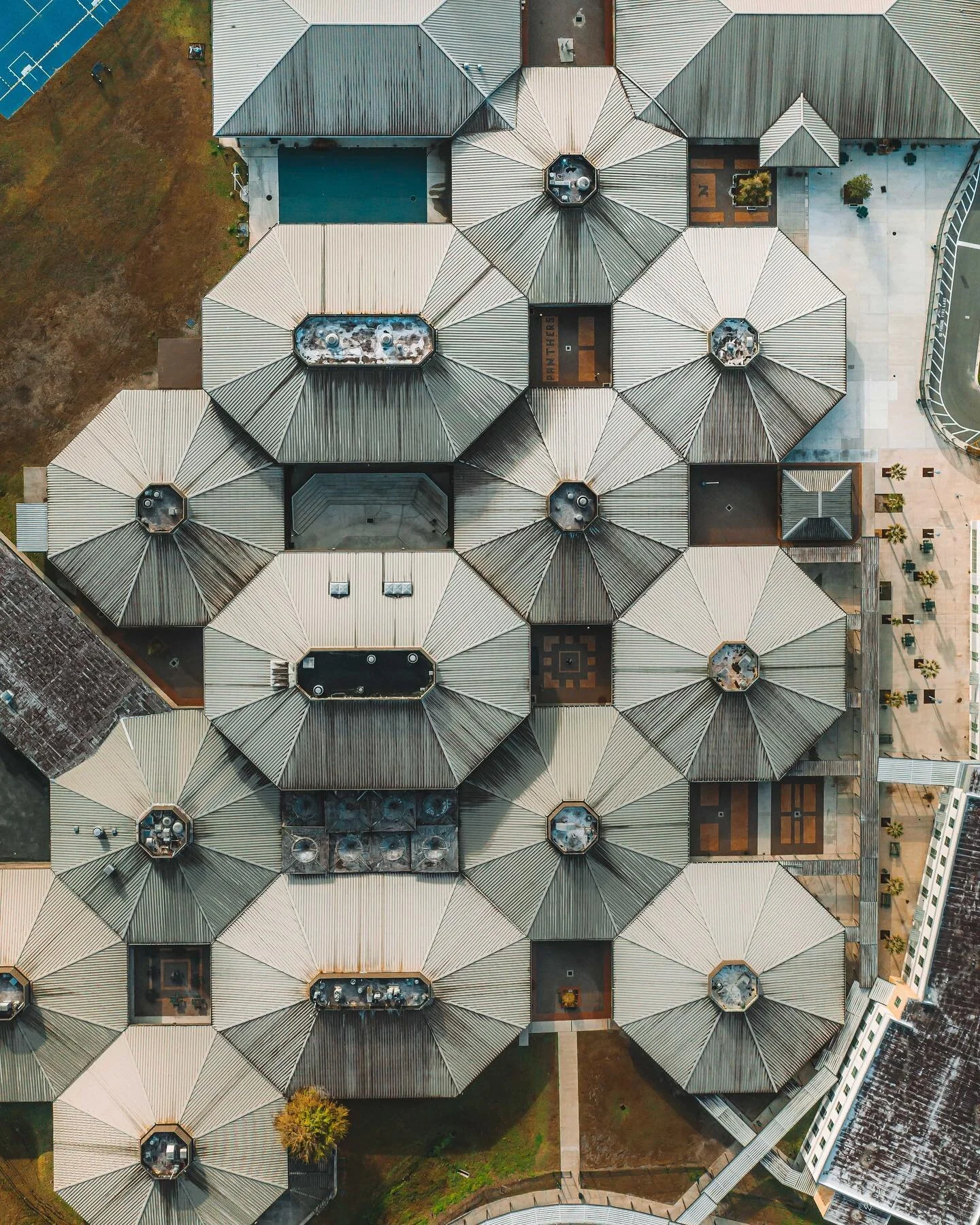 These textured roofs definitely caught my attention yesterday filming for @commonhouseworship launch service at Nease High School!
#thefutur100daychallenge
#houseofeastcoast
#fromwhereidrone