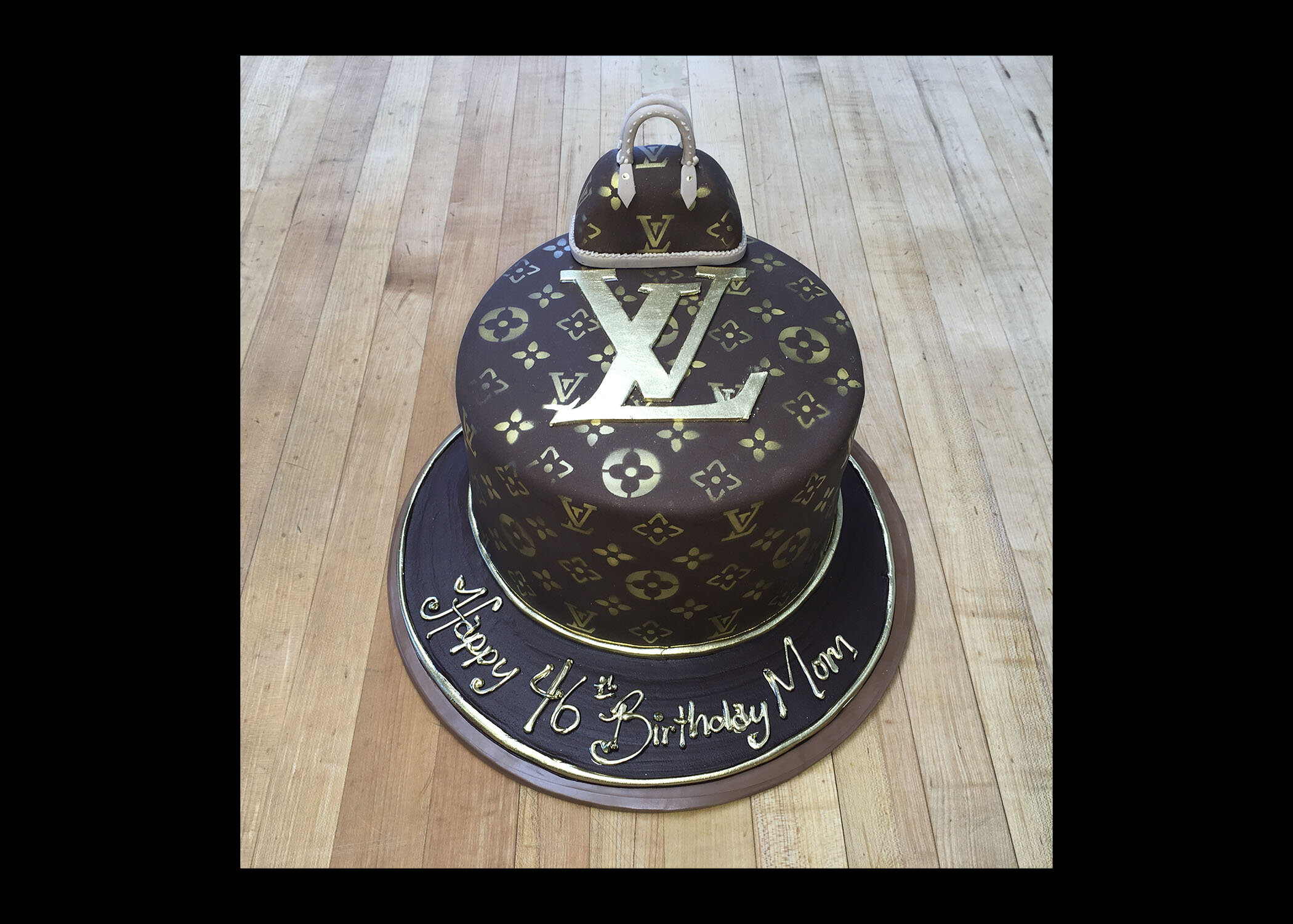 louis vuitton cake  Louis vuitton cake, Cake decorating with fondant, Cool birthday  cakes