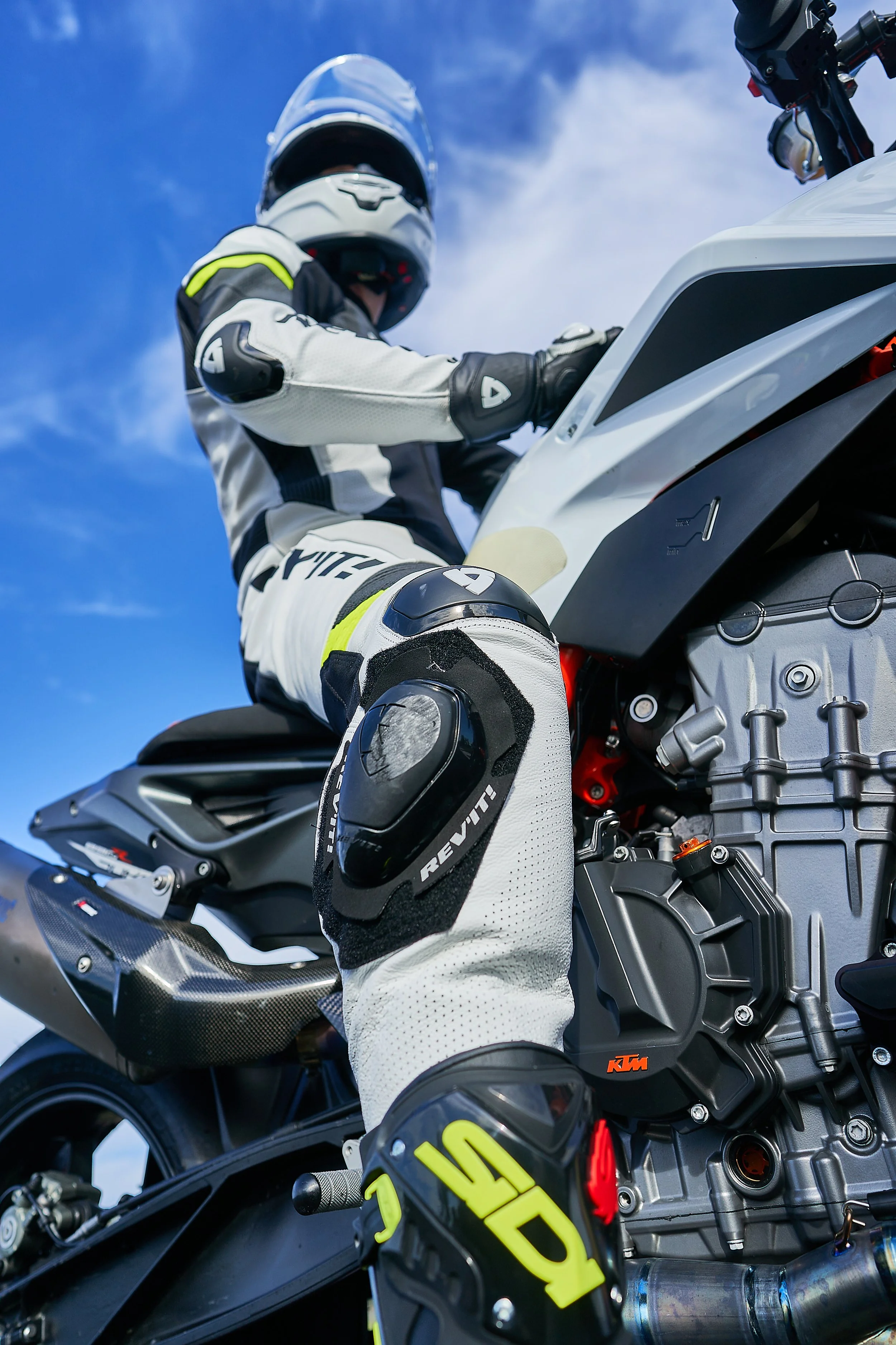 22022 REV'IT! SS23 R  35435.jpg