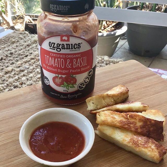 Another entry in the Pasta Sauce Challenge @ozganics - the Tomato &amp; Basil makes a next-level dipping sauce 🍅🍅 Seen here with fried halloumi chips.  Perfect for get togethers (now that we can!!!!) #pastasauce #noaddedsugar #keto #vegetarian @ozg