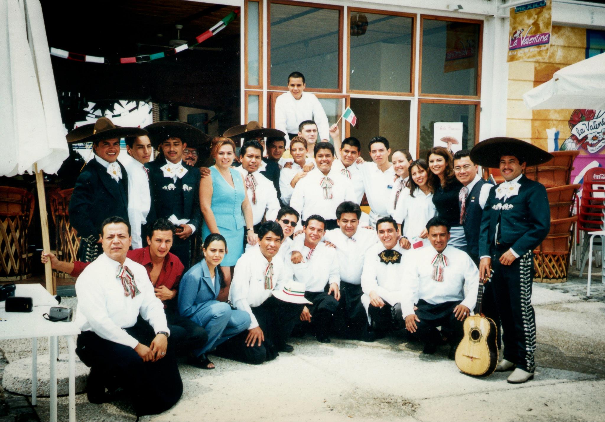 César Corona with the team of the Mexican restaurant at Expo 1998 Lisbon