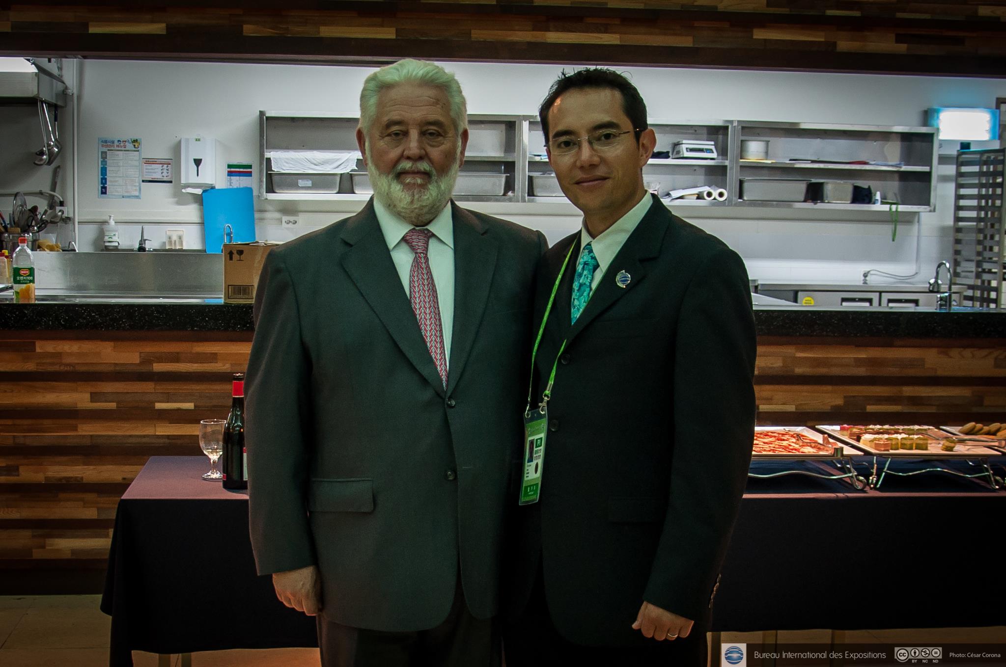 César Corona and Dr. Vicente González Loscertales, Secretary General of the BIE, at Expo 2012 Yeosu