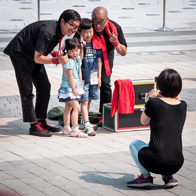 #WorldExpos mix education and entertainment to create a more enjoyable experience for visitors. At #Expo2012Yeosu, the Street Performing Festival brought artists from different countries. Here, Team Funniest takes pictures with visitors after a show 