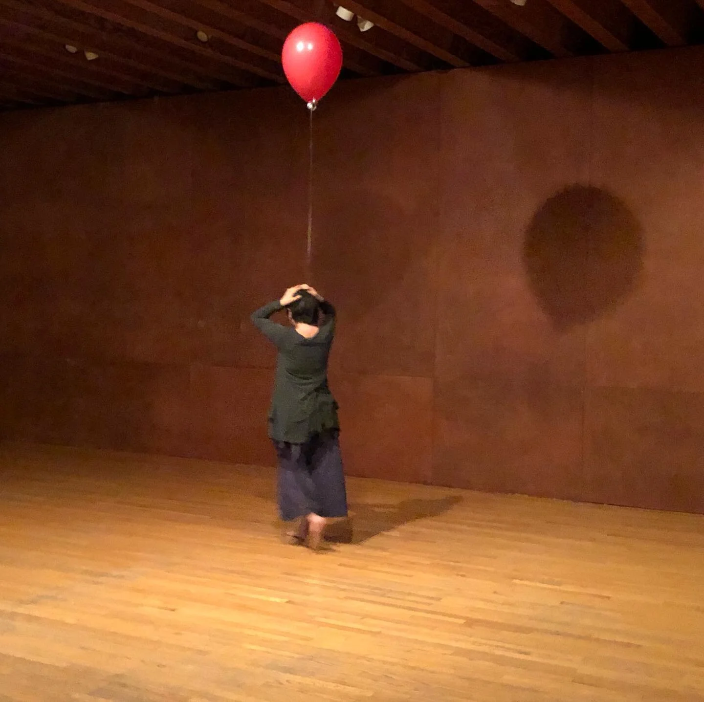 from the archives:
missing exploring &ldquo;relationship to balloon&rdquo; in a space together 🎈🎈🎈
.
.
.

🎈
#performance #performanceart #annahalprin #performances #performer #score #mentor #dance #postmoderndance