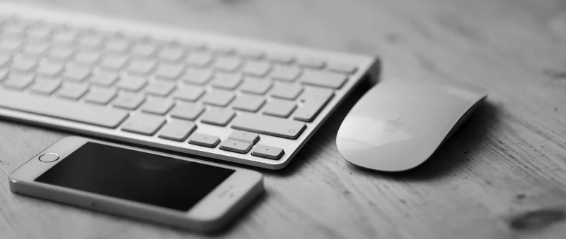 content_black-and-white-iphone-smartphone-desk-2_copy.jpg