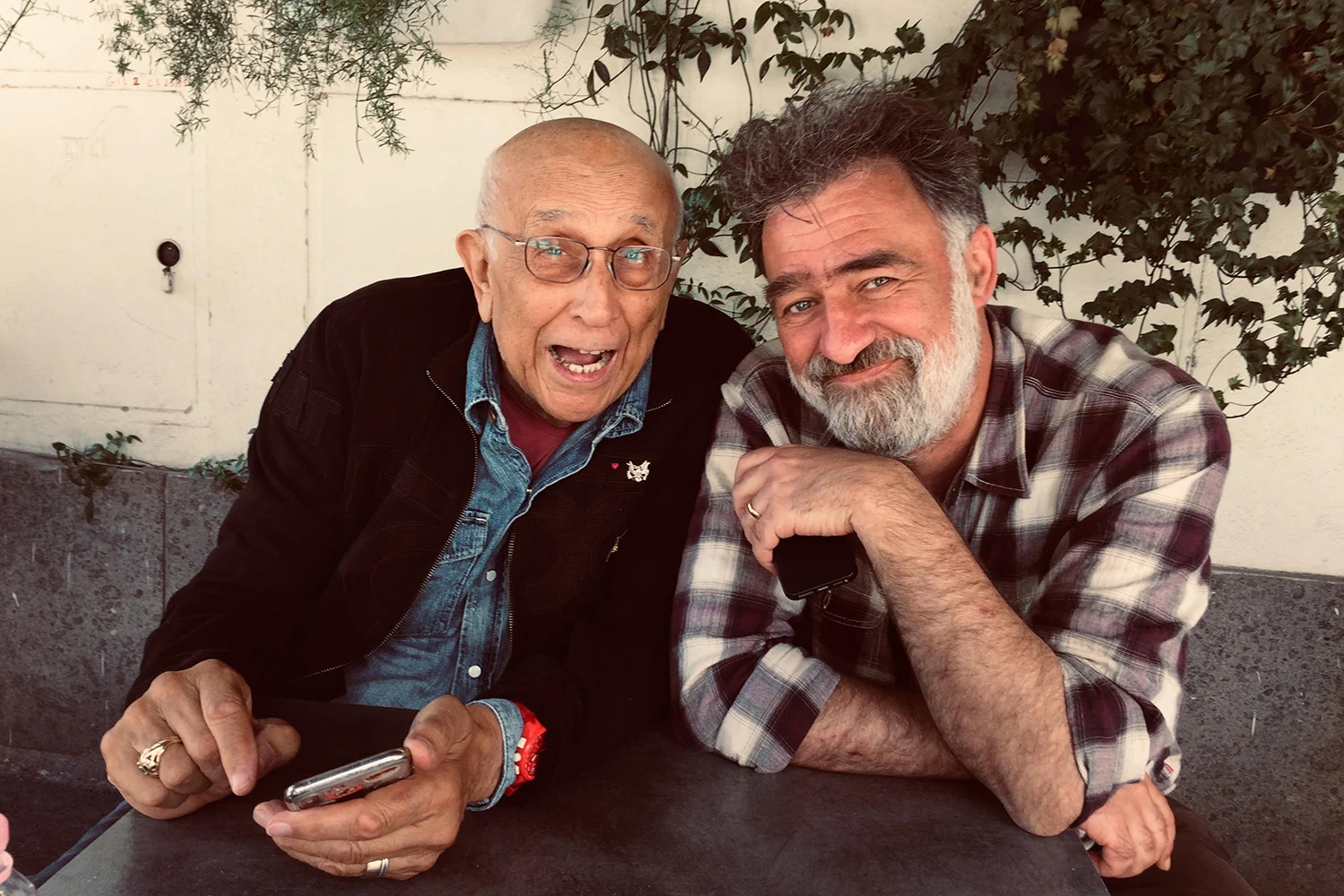 Abbiamo avuto il piacere di incontrare nuovamente Franco e Uti Fontana a Roma e di passare finalmente un po’ di tempo con loro in occasione di Italian Street Photo Festival . Bell’evento, bella organizzazione e bella cornice - Officine Fotografiche - per grandi appuntamenti. Per noi è stata l’occasione di conoscere di persona alcuni ospiti, scoprire nuovi autori e salutare amici e vecchie conoscenze del nostro festival orbetellano ImagO . Un grande abbraccio quindi agli organizzatori Stefano Mirabella , Alex Liverani e Francesco Sembolini , al collettivo Italian Street Eyes , a Umberto Verdoliva, a Giuseppe Cardoni e Mario Mencacci Bandindi… a tutti! Vi rivediamo sempre volentieri. Uno ancora più grande al Maestro Franco e alla sua voglia di continuare a girare l’Italia per ispirare nuovi allievi. Franco Fontana: francofontanaphotographer.com