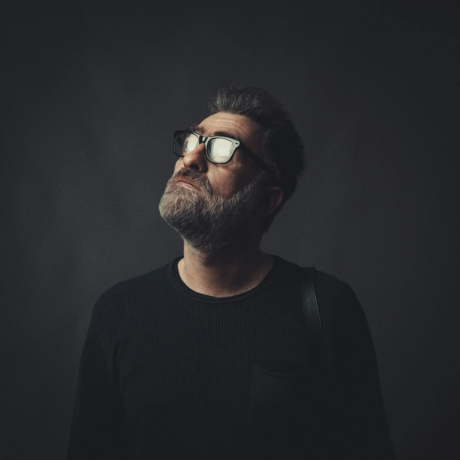 Ritratto in studio del fotografo Marco Arienti, scattato da Stefania Vannucchi