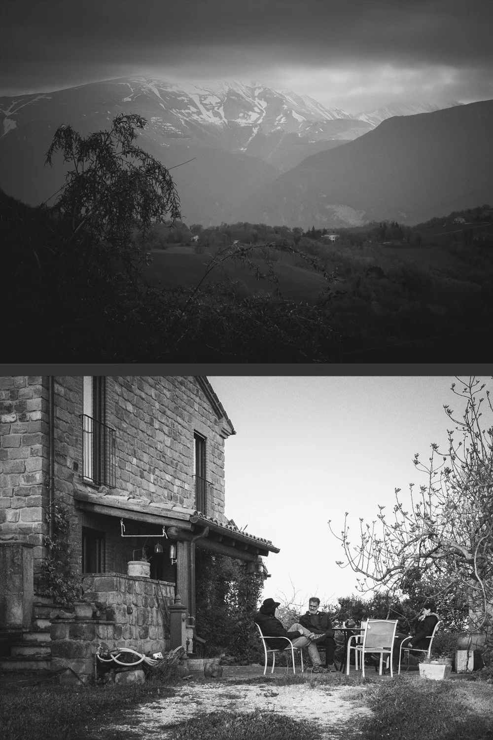 Dittico fotografico in bianco e nero. In alto: paesaggio dei Monti Sibillini innevati visti da San Ginesio. In basso: i fotografi Vieri Bottazzini e Marco Arienti e seduti in giardino insieme a Zeynep Paftali,