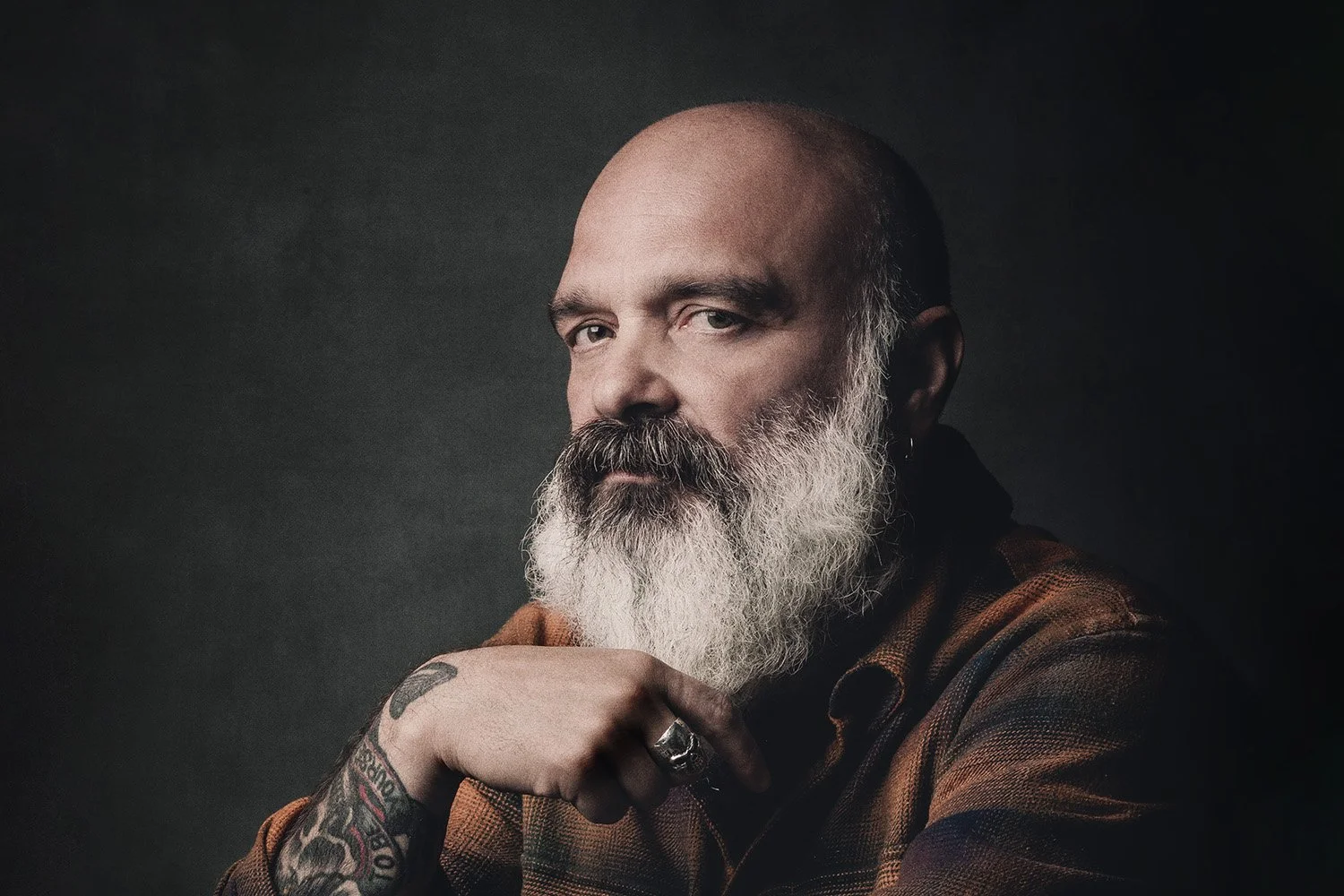 Ritratto personal branding in studio dell'illustratore Stefano Cardoselli