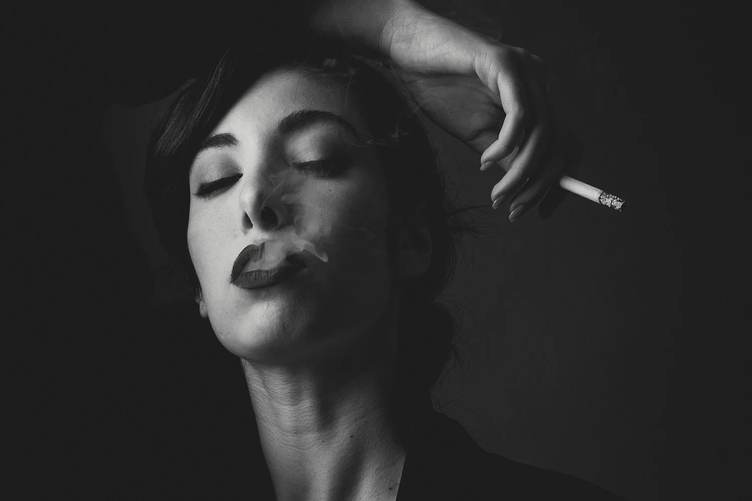 Ritratto artistico in bianco e nero: fotografia d'autore con luce chiaroscuro presso Marco Arienti Studio a Orbetello, Toscana.