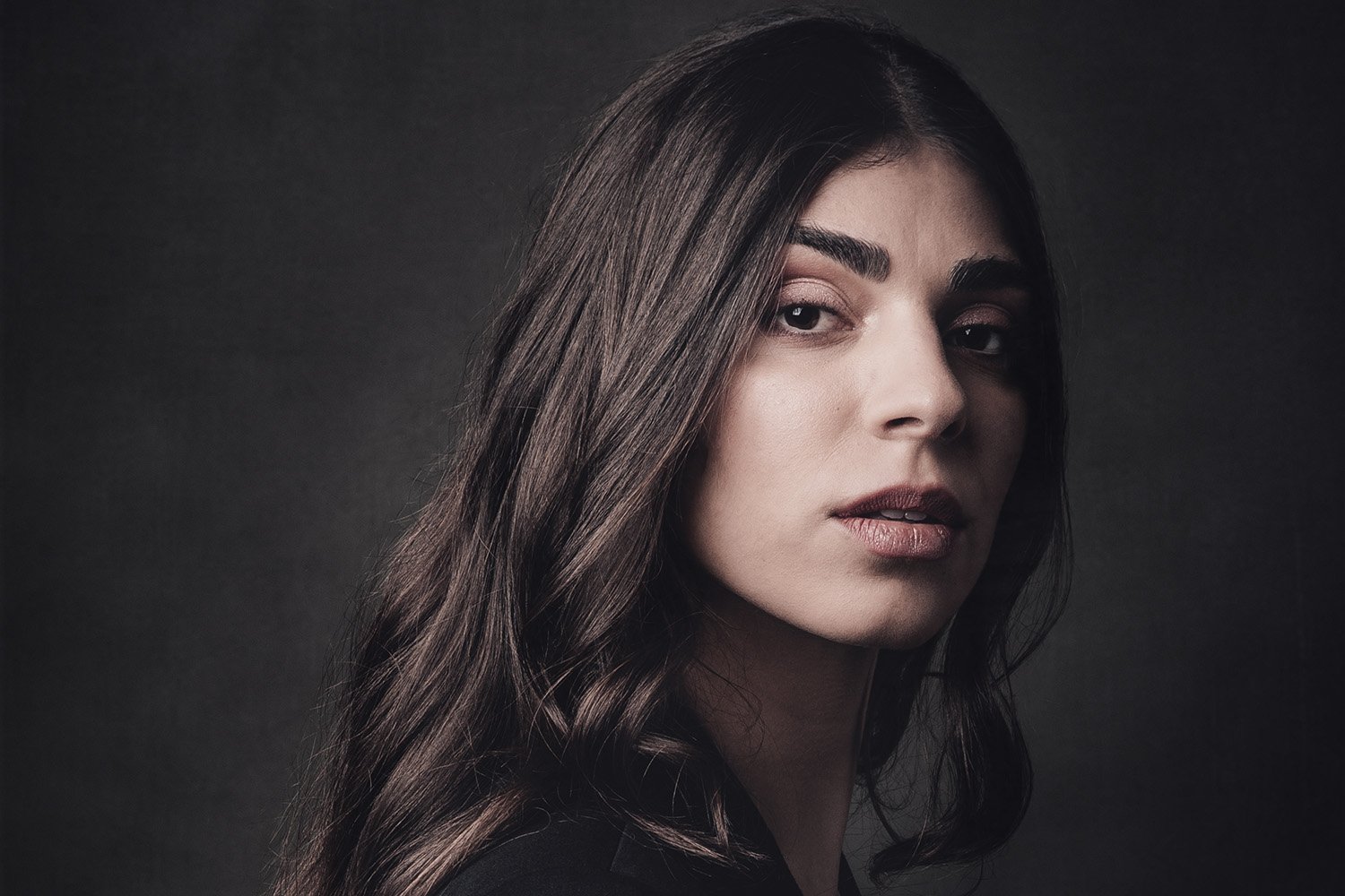 Ritratto fotografico professionale e naturale: servizio in studio per Alessia realizzato da Marco Arienti Studio a Orbetello.