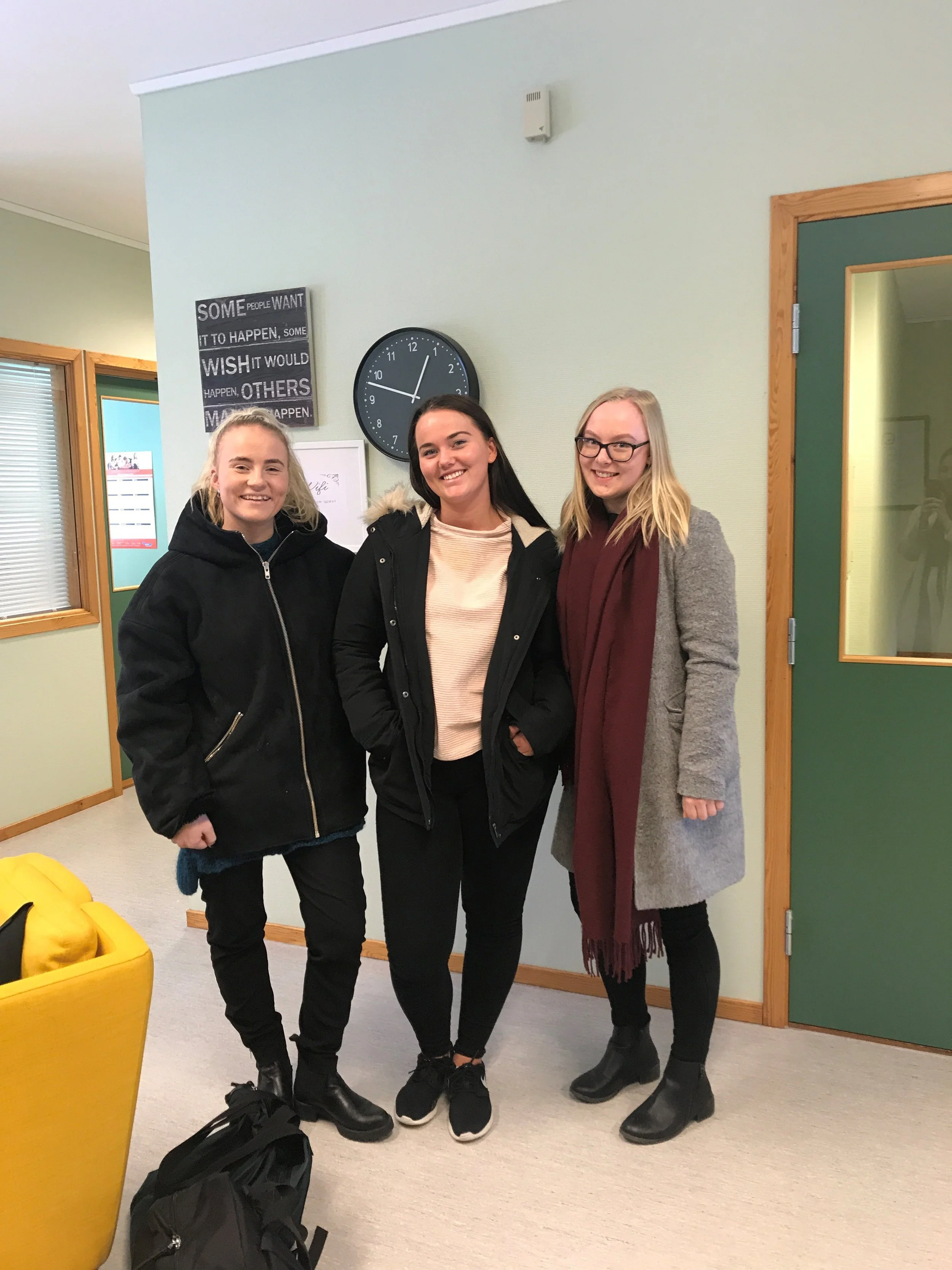 Sosionomstudentene på besøk: f.v Maren Kirkhus, Hanna Henriksen og Kristina Skjønhaug