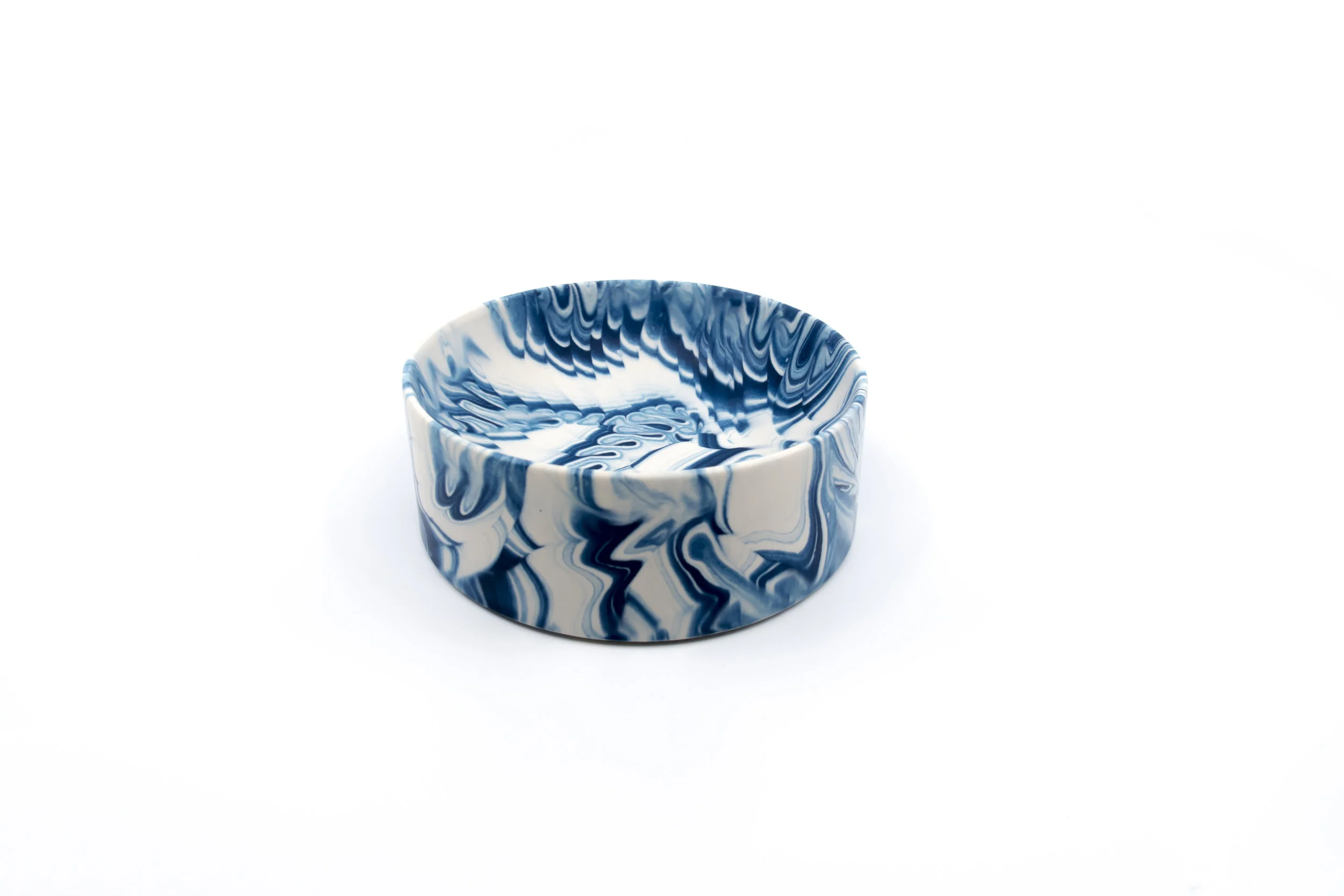 Poured-Bowl_White-Background_Small_White-with-Dark-Blue_Troels-Flensted_300dpi.jpg