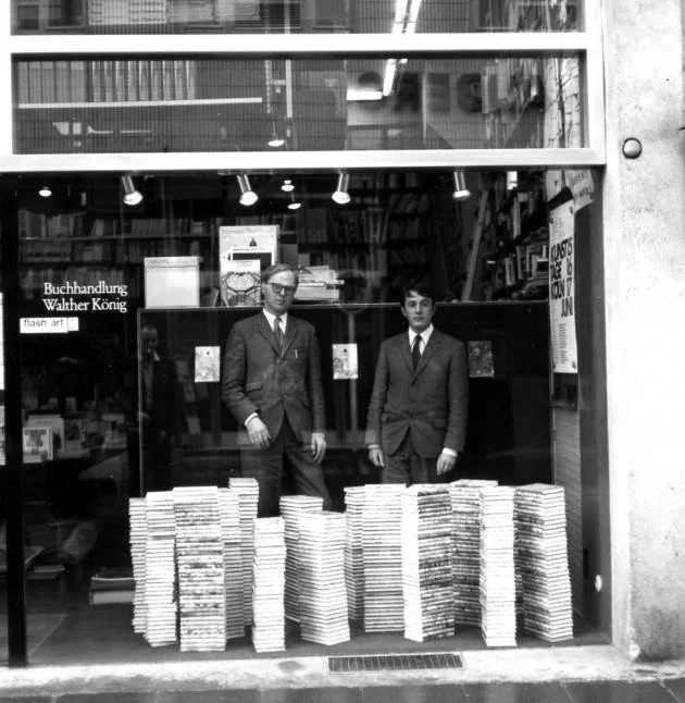 ....Gilbert and George performing in the window display at Buchhandlung Walther König in Cologne, 1971. .. Gilbert e George, instalação na vitrine da loja de Colónia, 1971. ....