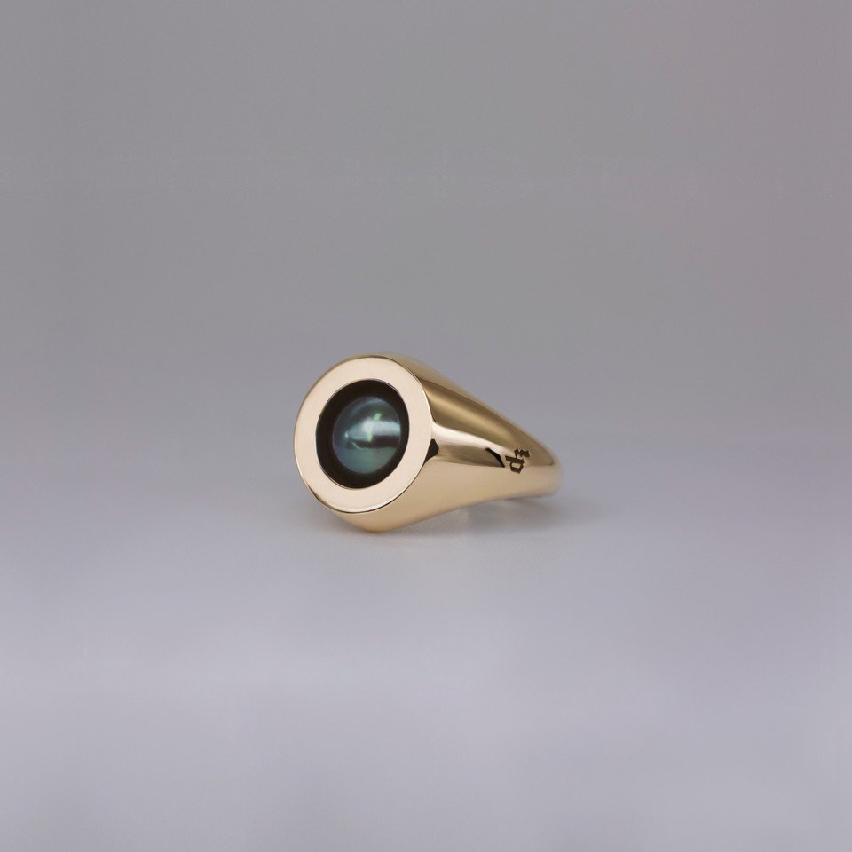 Gold-plated signet ring with inlaid rectangle of Mother of pearl | Laval  Europe